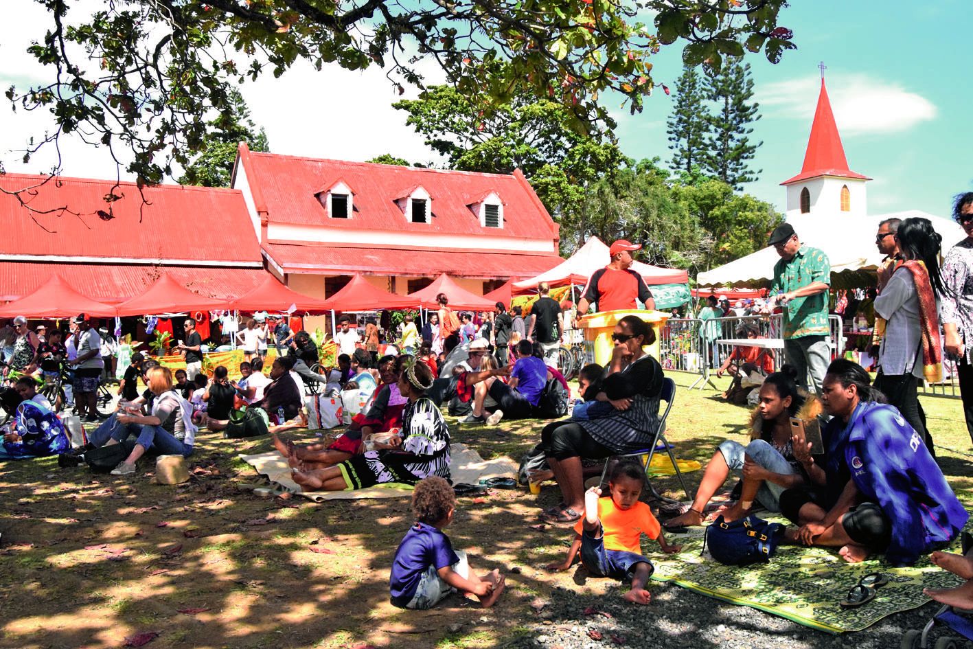 La Mission est le centre de la fête. À midi, le public dégustait son repas, salade de trocas ou ragoût d’igname, à l’ombre des arbres, en écoutant les concerts.