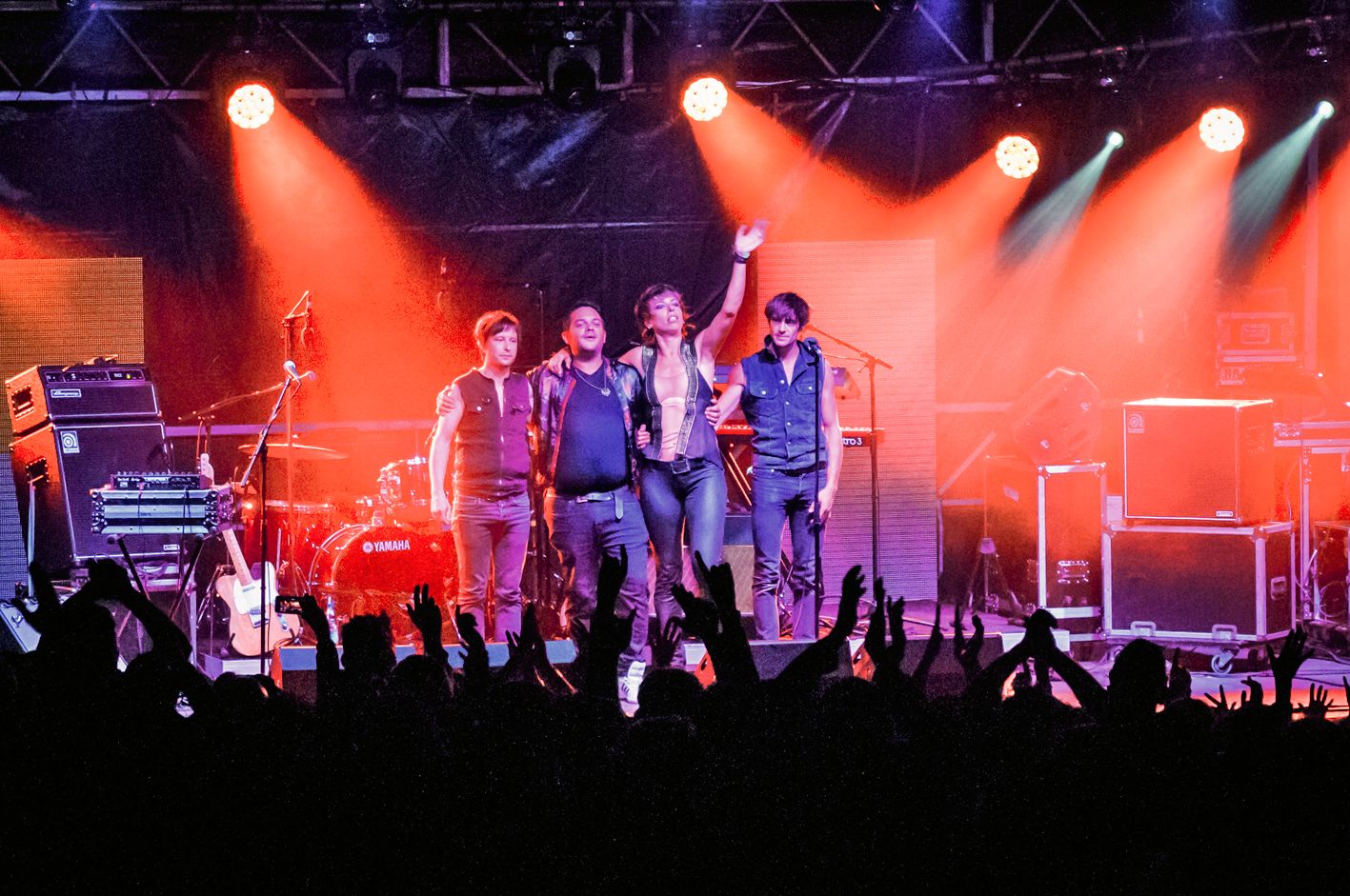 Moment fort du vendredi sous les étoiles, Mademoiselle K avec des titres de son album Sous les brûlures l’incandescence intacte.
