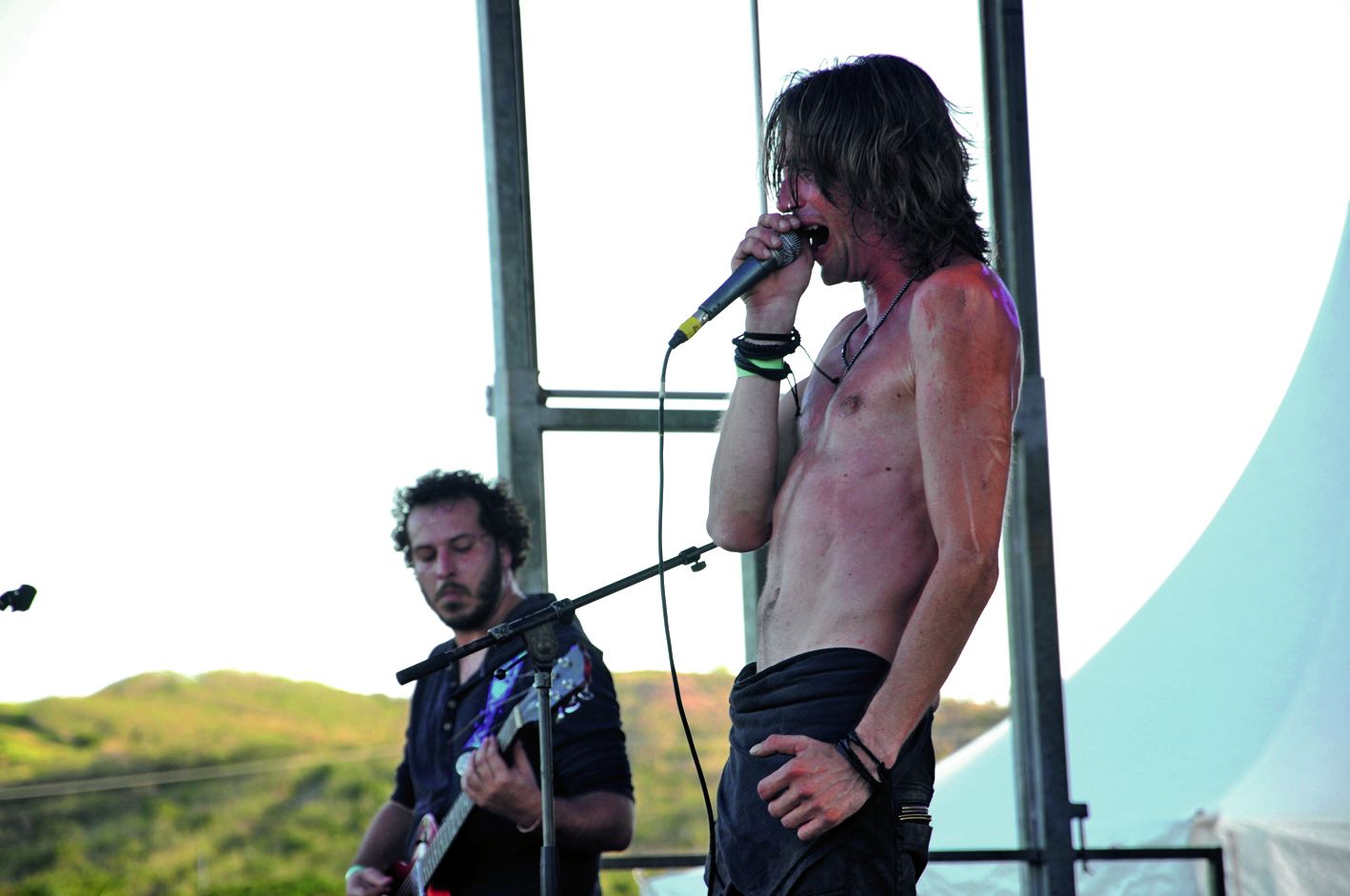 Une licorne mais aussi un chef indien, des clowns, et un zèbre ont traversé Fort-Téremba. Burst, formation de grindcore calédonien, a fait bouillir la scène. Tout comme Redsphere un peu plus tard.