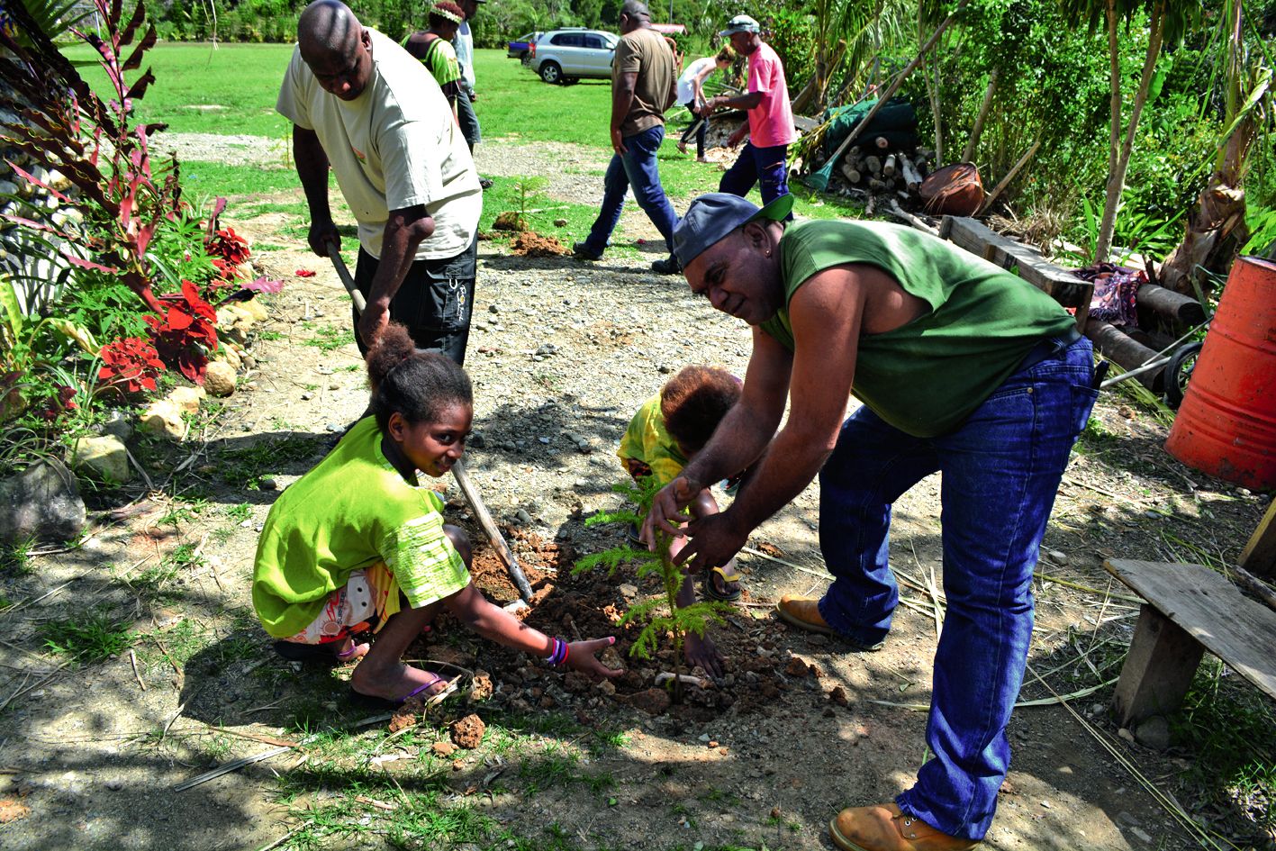 Douze sapins ont été symboliquement mis en terre autour  de la case. Les enfants ont été associés à cette plantation.