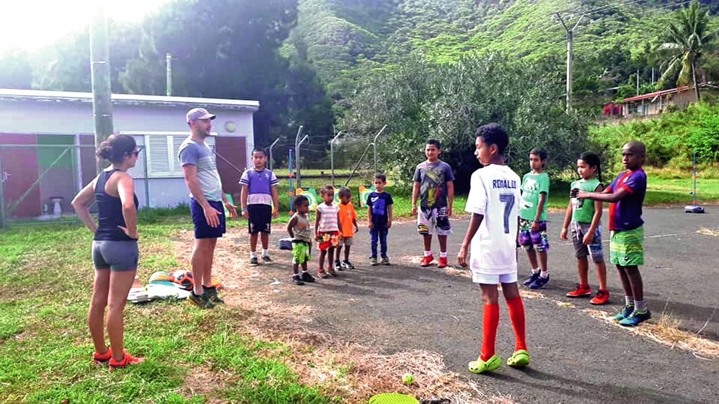 Avant de commencer les activités, Arnaud, le kine?? du centre médicosocial, a mis en place une séance d’étirements avec les enfants.