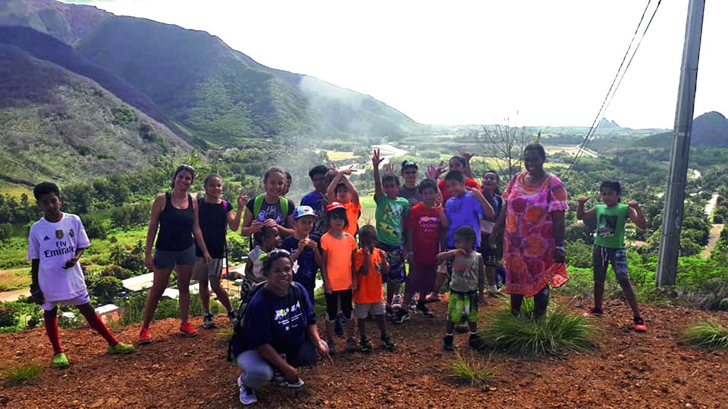 Les enfants ont participé à une randonnée vers les hauteurs du quartier des Pétroglyphes.  Avec en récompense une vue imprenable.