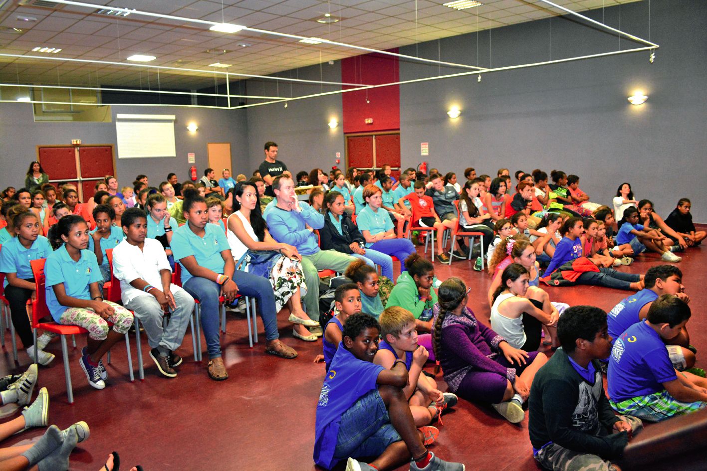 Les deux pièces, tirées des livres de la sélection Livre mon ami, Des vacances d’Apaches et 15 jours sans réseau, ont été présentées aux élèves de CM2 et 6e des établissements de Bourail, au Colisée. Certains parents ont aussi honoré de leur présence cett
