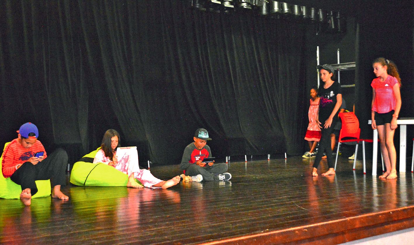 La représentation de la pièce 15 jours sans réseau a beaucoup plu aux jeunes. Beaucoup d’entre eux se sont d’ailleurs reconnus à travers les répliques et les gestes, notamment quand il a été demandé aux enfants de déposer leurs tablettes et téléphones por