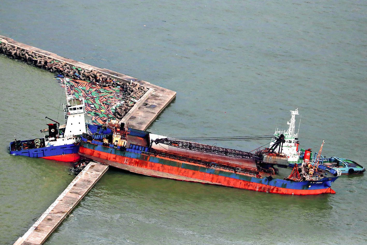 Un navire est entré en collision avec un brise-lames dans la ville de Nishinomiya.