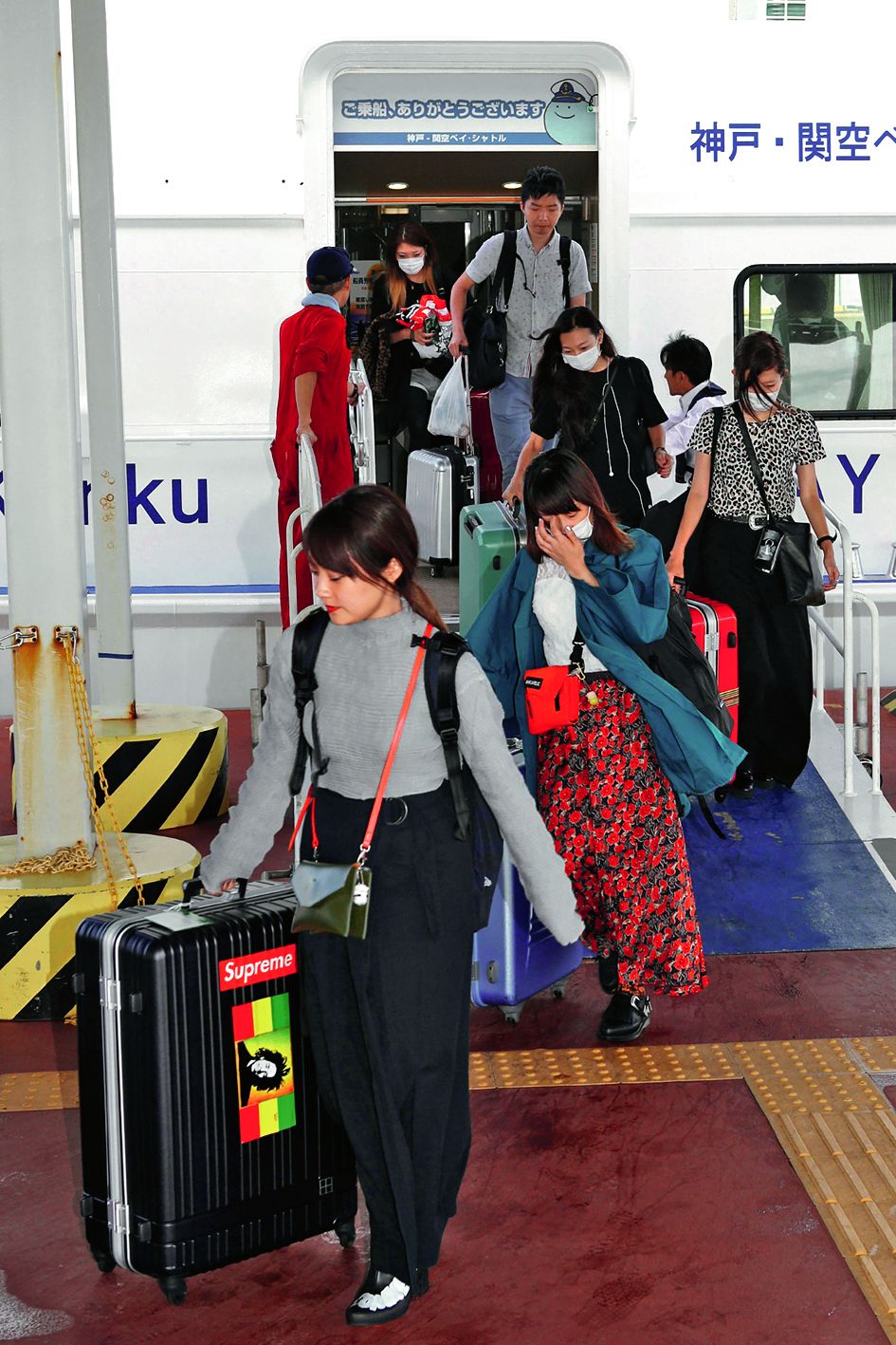 Les passagers bloqués à l’aéroport d’Osaka ont été acheminés au port de Kobe par bateau.