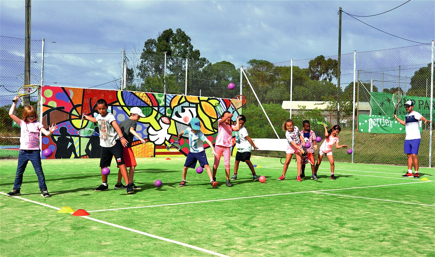 Jérémy Jarraud, animateur BPJEPS, a proposé une initiation au tennis au travers d’ateliers où les enfants ont fait des échanges en coup droit et en revers, ainsi que des petits matches lors de cette matinée.