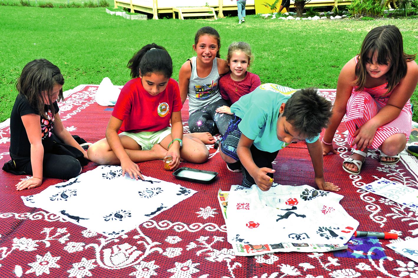 Sous la houlette de Myoko, les enfants ont réalisé des bandanas. Ils ont teint en rouge un morceau de tissu ou gardé un morceau de tissu blanc qu’ils ont ensuite décoré à l’aide d’un pochoir, qu’ils ont eux-mêmes fabriqué, sur le thème du Far West.
