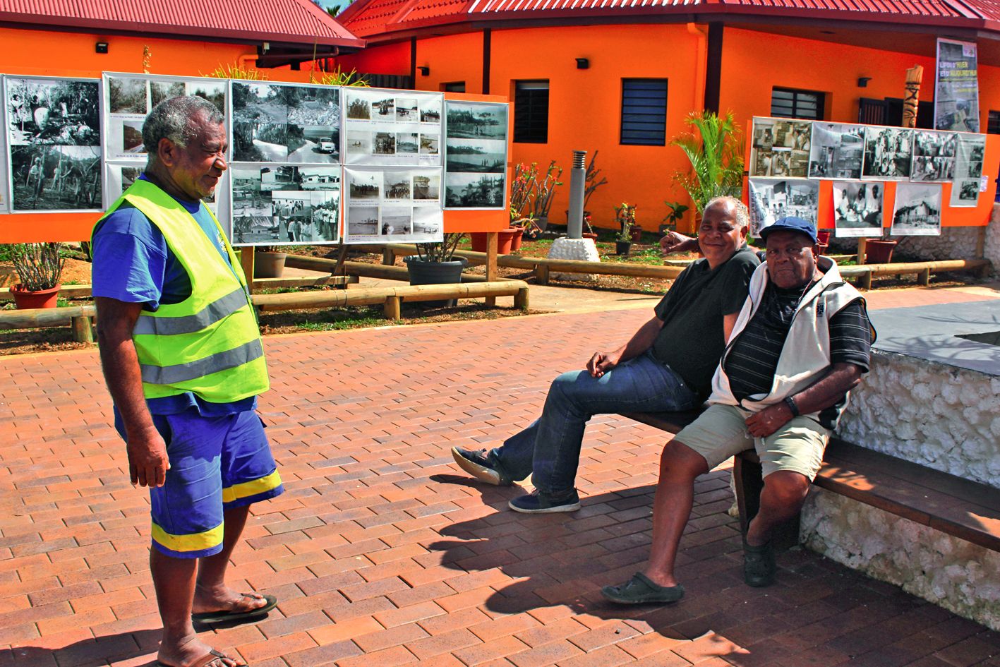 Des photos et des panneaux sont exposés devant et à l’intérieur de la mairie. Les vieux les ont commentés et ont raconté l’histoire de l’île et de sa mairie.