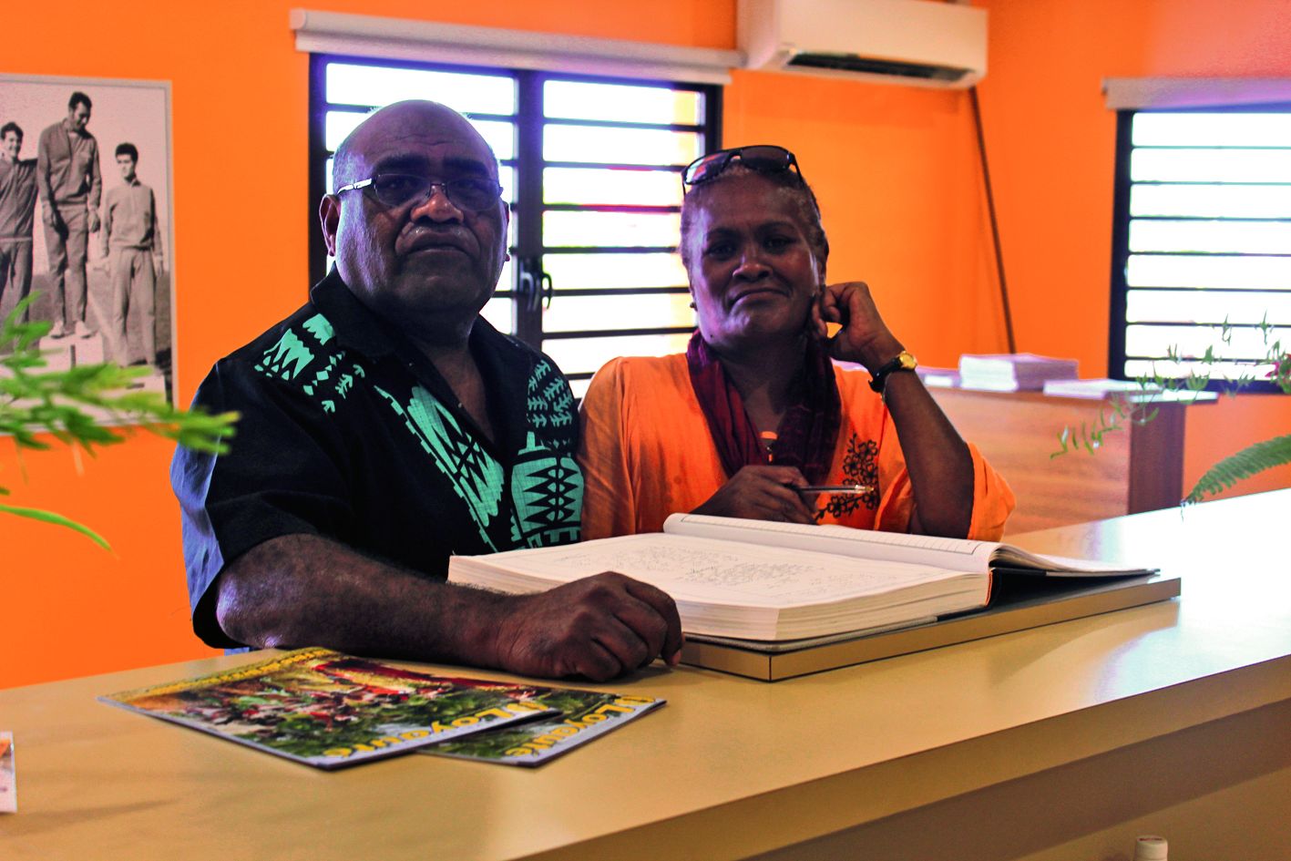 Robert Xowie, le maire de Lifou, consulte le livre d’or pour y lire les notes de ses administrés. Il affirme en tenir compte pour améliorer les services municipaux.