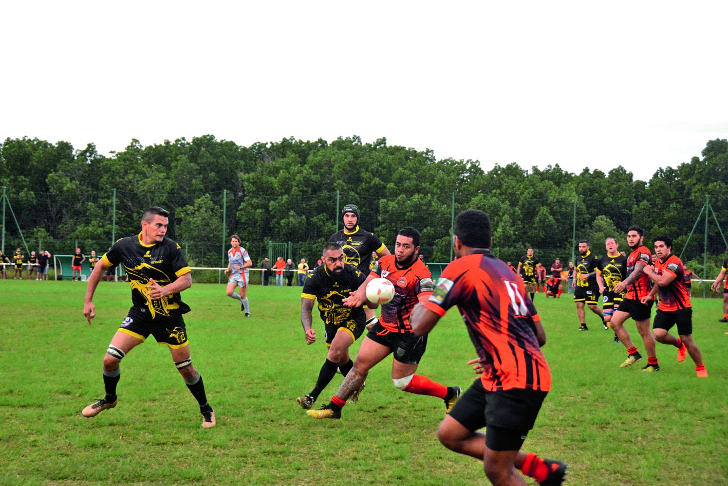 Attention, choc au sommet. Ce soir dès 17 heures, l’Olympique affronte le RC Mont-Dore (en rouge) à Rivière-Salée dans le cadre de la 7e journée du championnat. Soit le premier contre le deuxième. L’occasion pour les Nouméens, pour l’instant invaincu de p