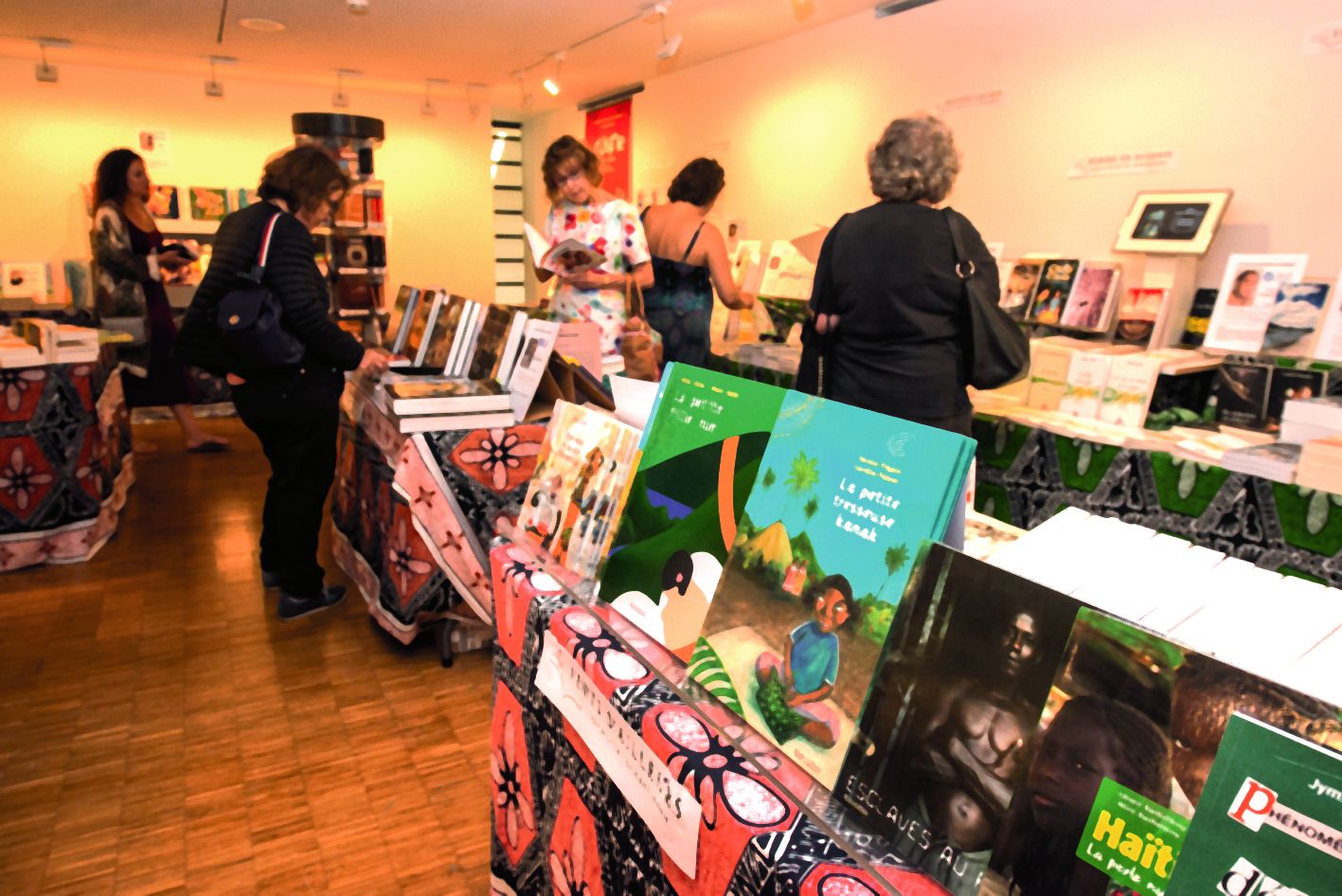 Les amateurs de livres océaniens peuvent notamment retrouver les ouvrages des auteurs invités au Silo, dans la librairie éphémère tenue pour l’occasion par Calédo Livres et Ludik.nc.