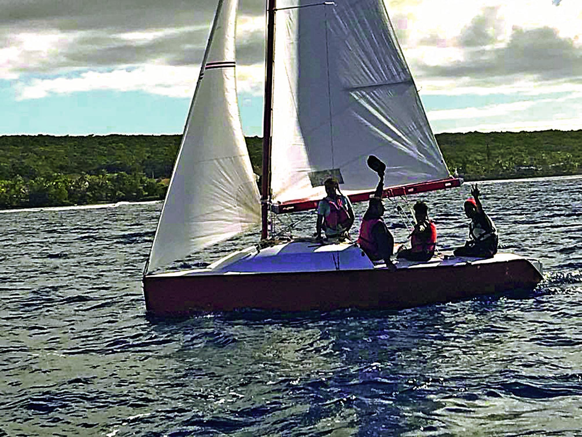 La météo était idéale pour la compétition des jeunes marins. Les organisateurs ont noté que les matchs étaient très serrés entre les collégiens et les lycéens. L’équipage de Michel Kokoetha, Camille Diko, Georges Sio et Marguerite Waimo a remporté le trop
