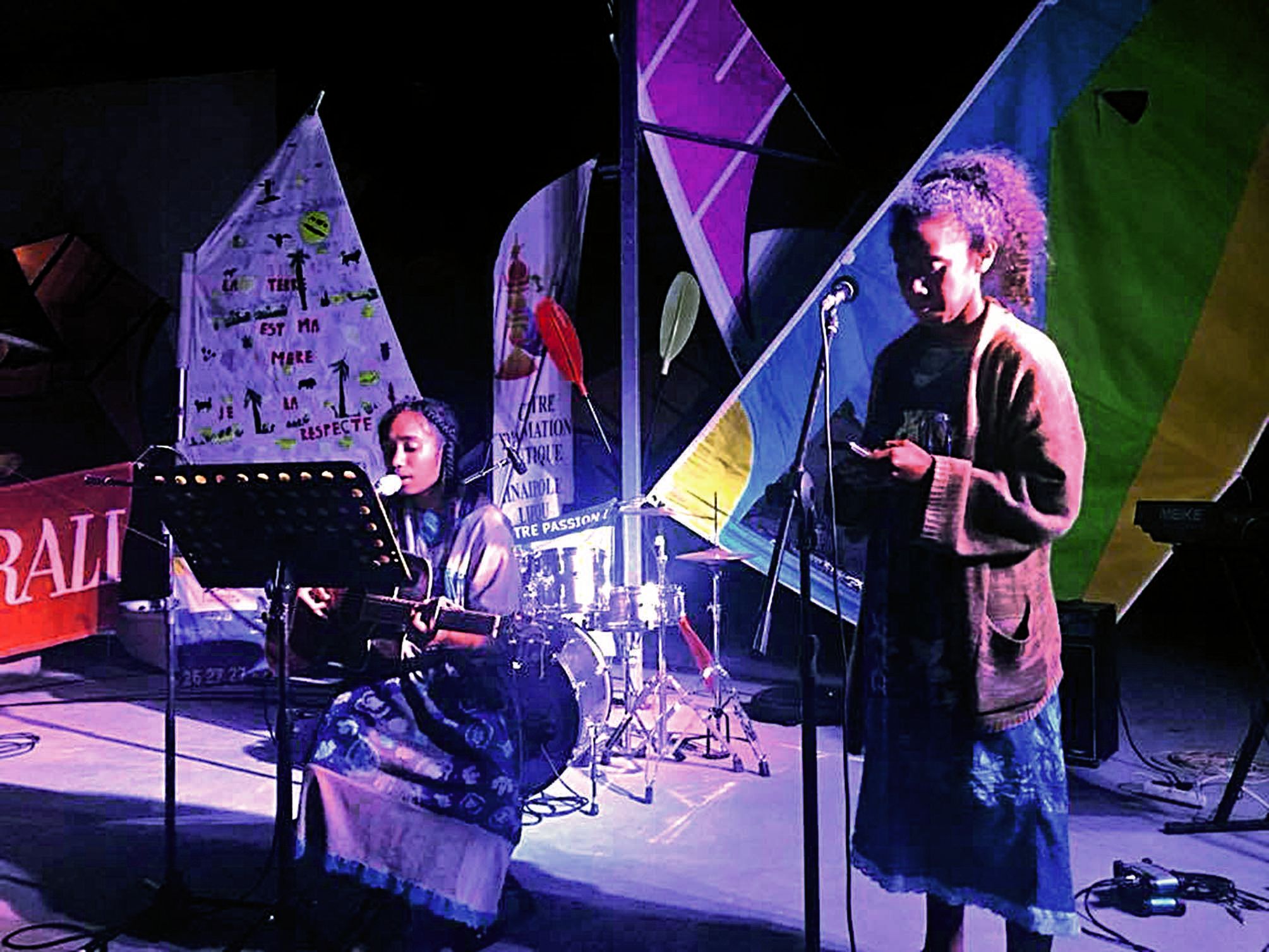 Paama, du lycée Williama-Haudra, a remporté la sélection Îles. Avec sa sœur, Paama a interprété sa composition « Si tu savais… », évoquant avec sincérité et justesse le suicide. Avec un texte fort et une présence affirmée sur scène, la jeune compositrice 