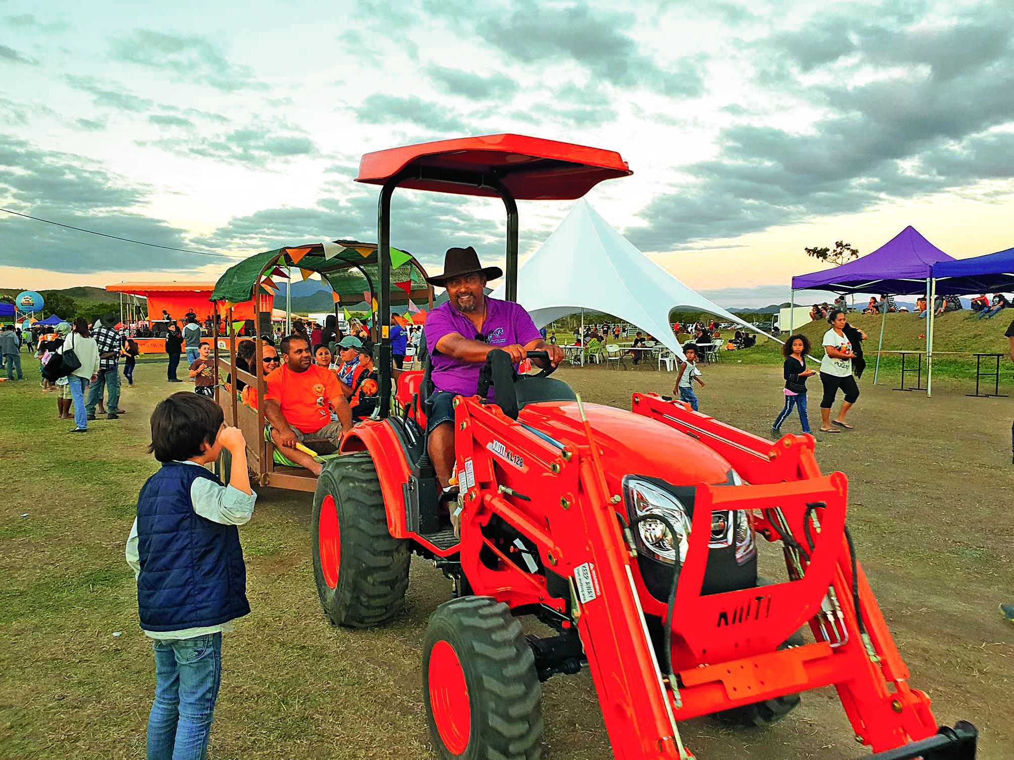 Le tracteur, qui a fait office de petit train, a permis de visiter la foire et les exploitations. L’occasion de découvrir le « grenier agricole » de la zone VKP, comme le nomme Robert Courtot, le maire de la commune. C’est cette identité verte que Pouembo