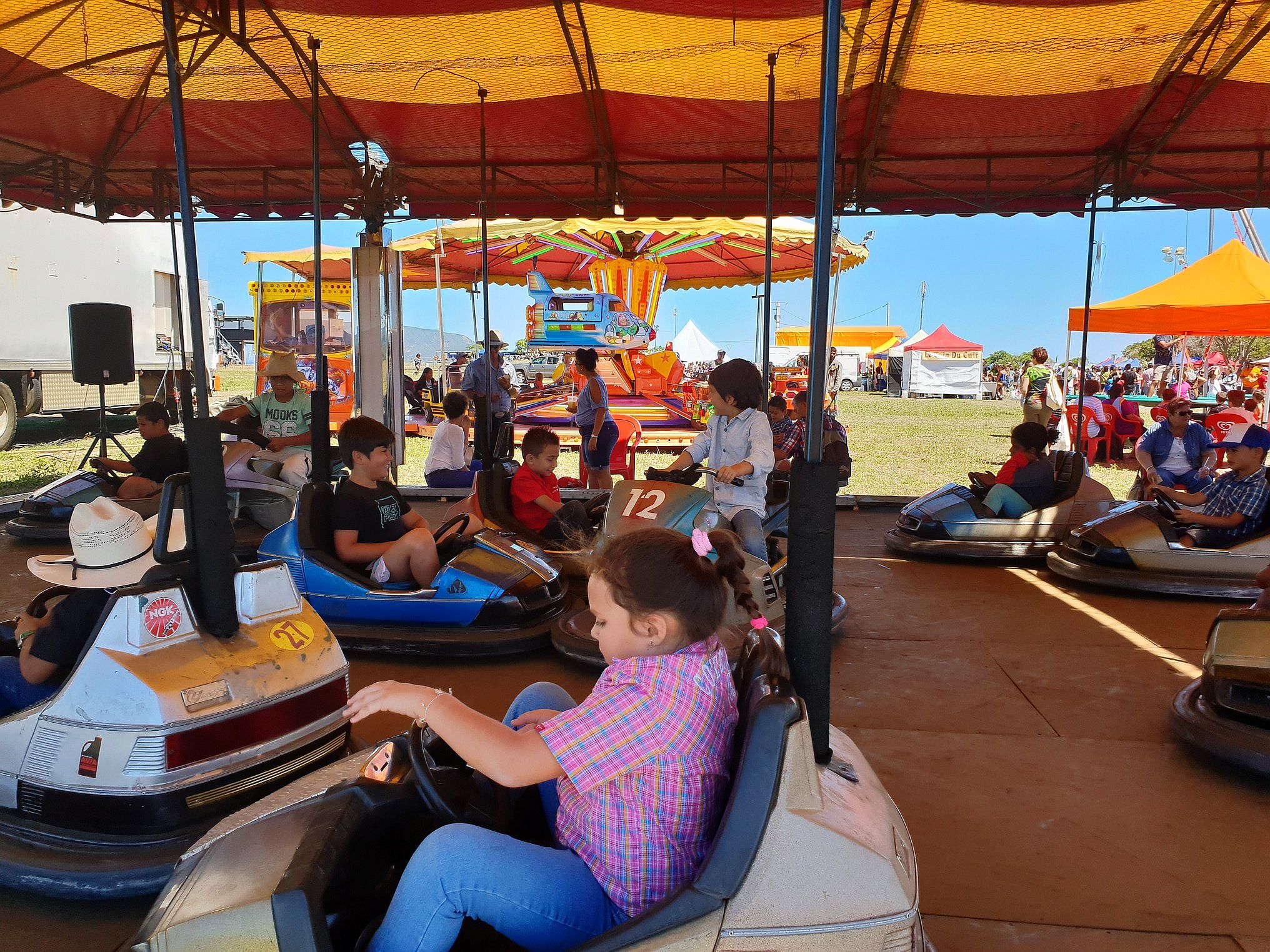 En plus des stands de restauration ou de produits artisanaux et locaux, la foire agricole de Pouembout a proposé une fête foraine.