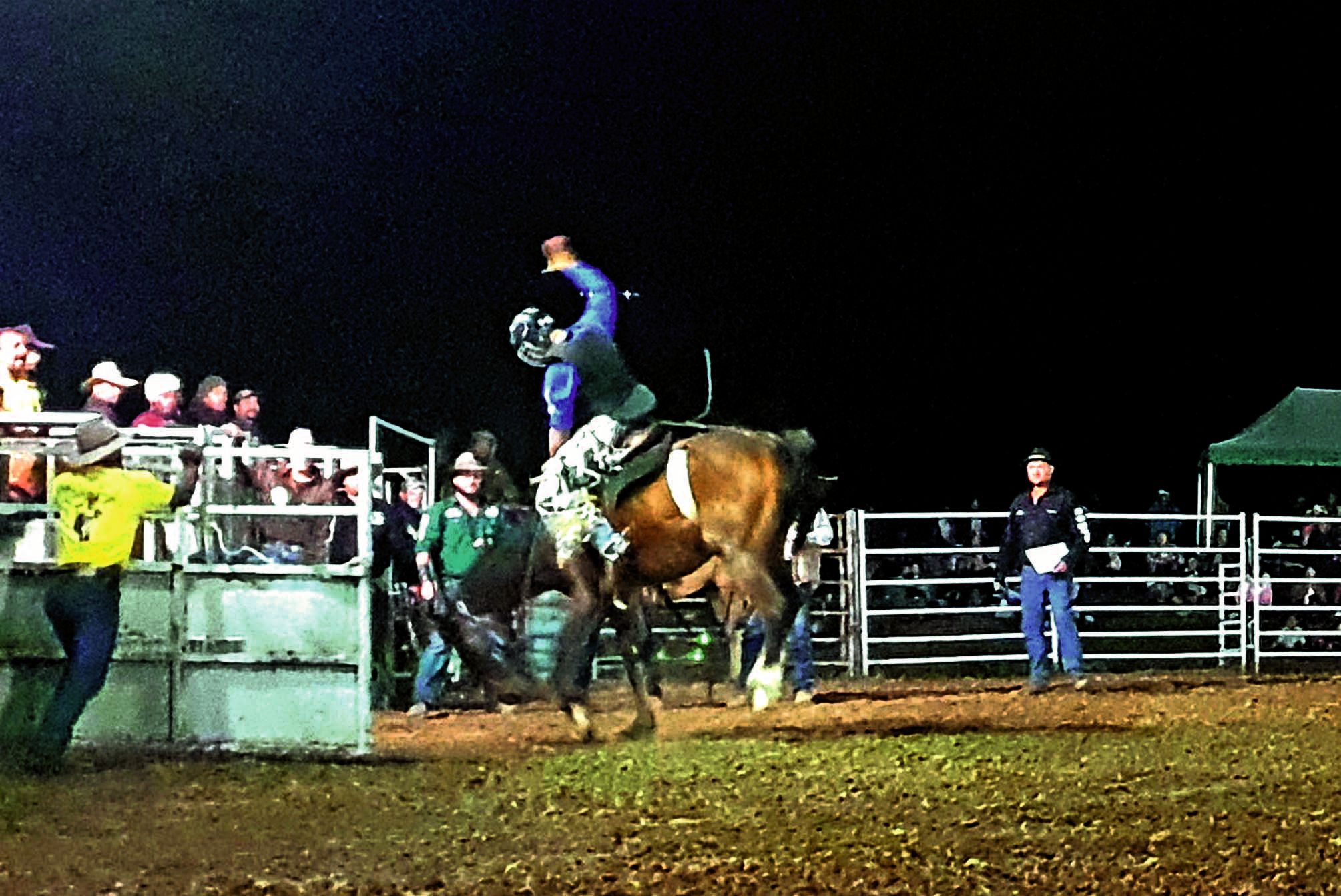 Les danseuses de tamuré et les groupes de musique se sont succédé sur la scène de la foire. La journée s’est terminée avec le très attendu rodéo nocturne, de 18 h 30 à 22 heures.