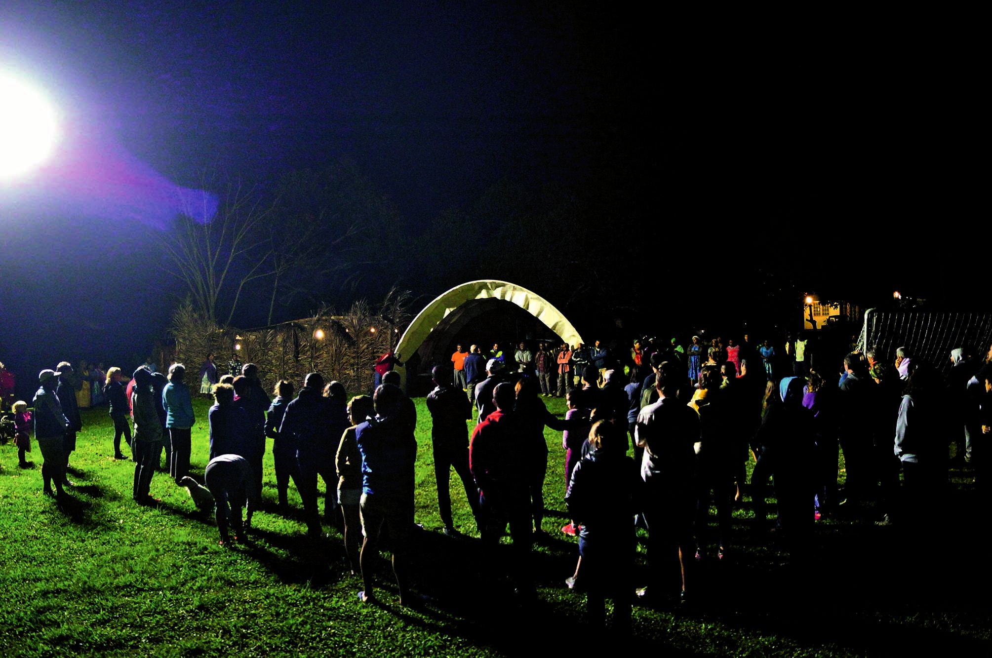Vendredi soir, la tribu a acueilli l’organisation et les coureurs déjà sur place. La coutume a été échangée pour dire bonjour et montrer le respect du travail fourni par chacun.