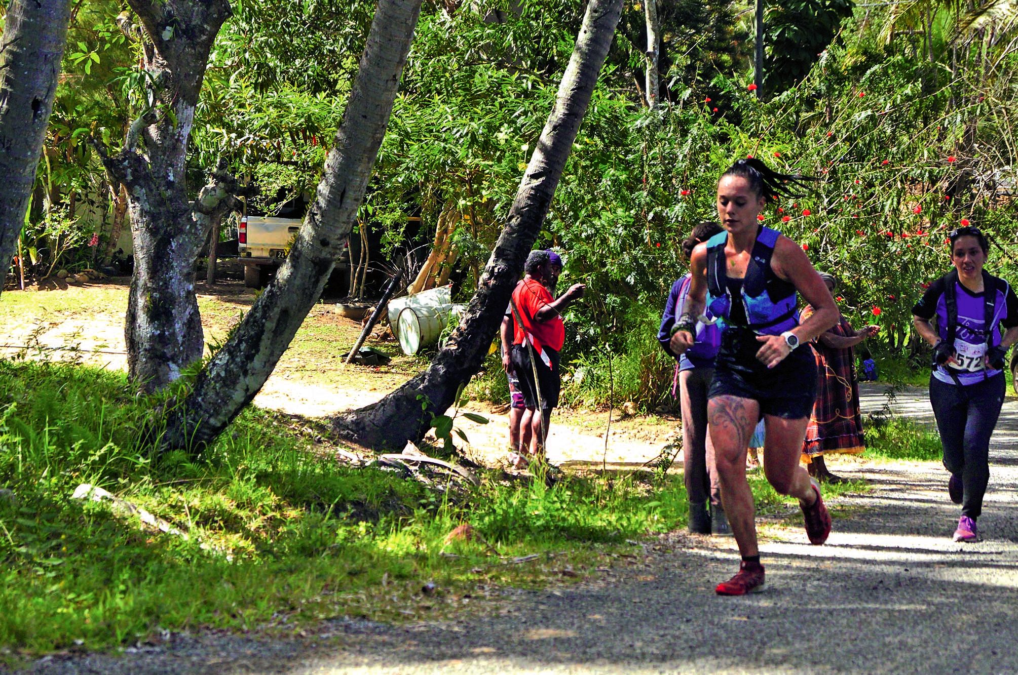 Chez les féminines, Angélique Plaire a pris la tête dès le départ et boucle le Grand Raid à la première place en 2 heures 14 min et 2 secondes. La bataille va être féroce entre les premières filles du classement général lors du dernier raid de Ponérihouen