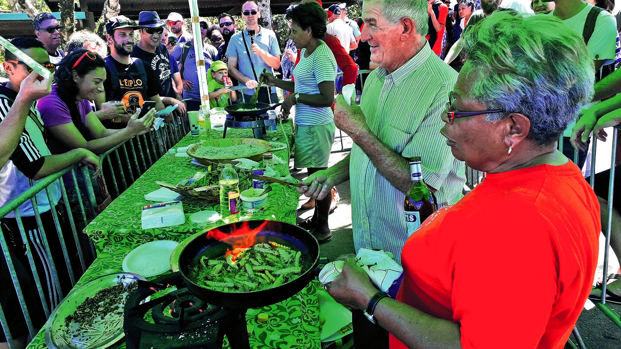 L’équipe de la dégustation du ver cuit en action. Ici Marinette à la flambée au pastis.