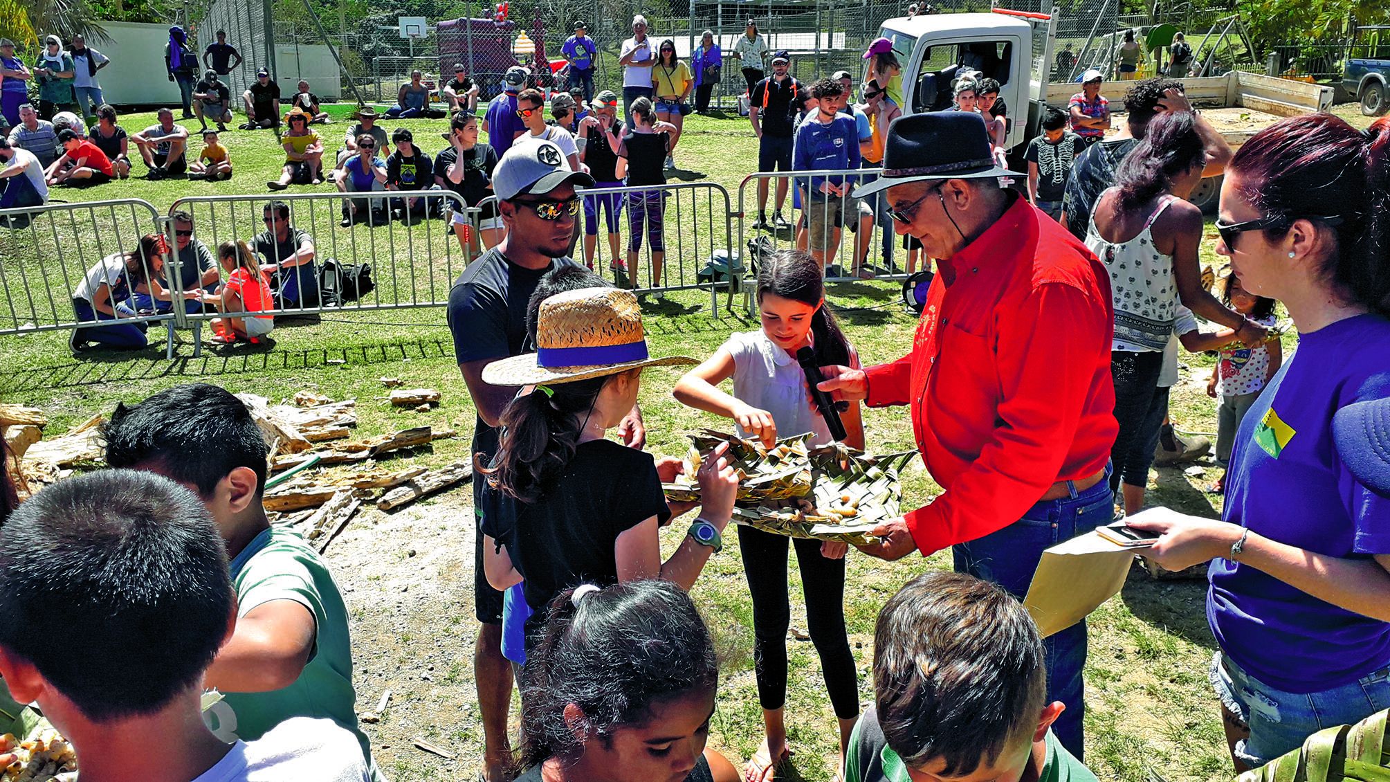 Le décompte des vers récupérés par les concurrents est réalisé par des enfants, qui osent les manipuler non sans pousser quelques cris.