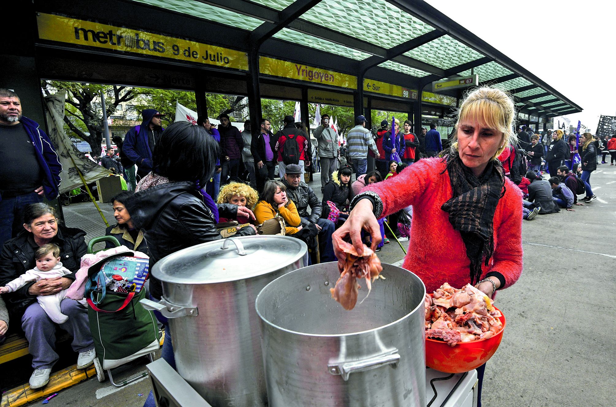 À la soupe populaire, les habitants de Buenos Aires se font de plus en plus nombreux. Photo AFP