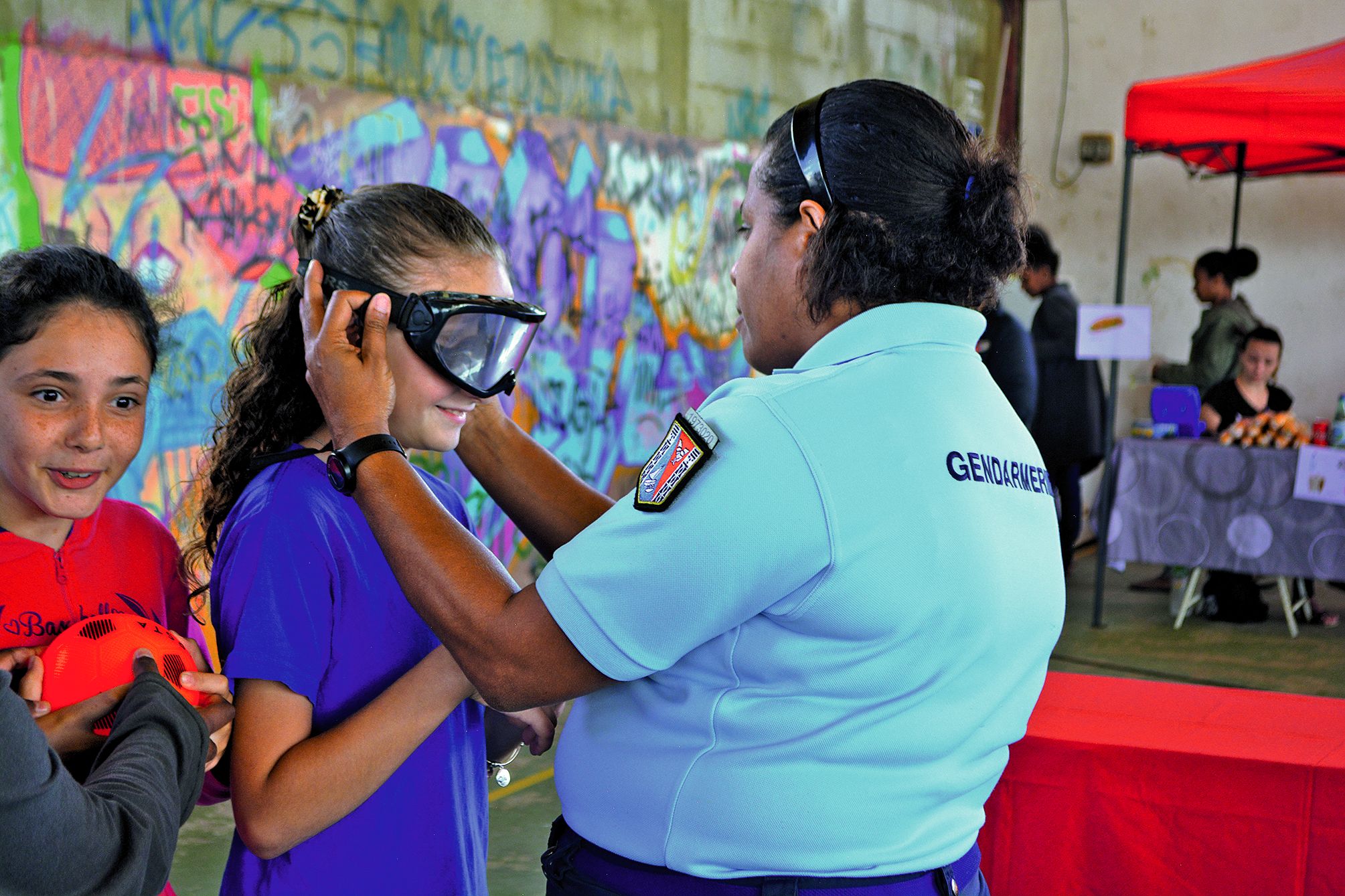 Avec les agents de la brigade prévention, délinquance juvénile, les scolaires ont pu tester les lunettes donnant  la vision de quelqu’un qui a bu de l’alcool. « Ça fait tout drôle », a lancé un participant.