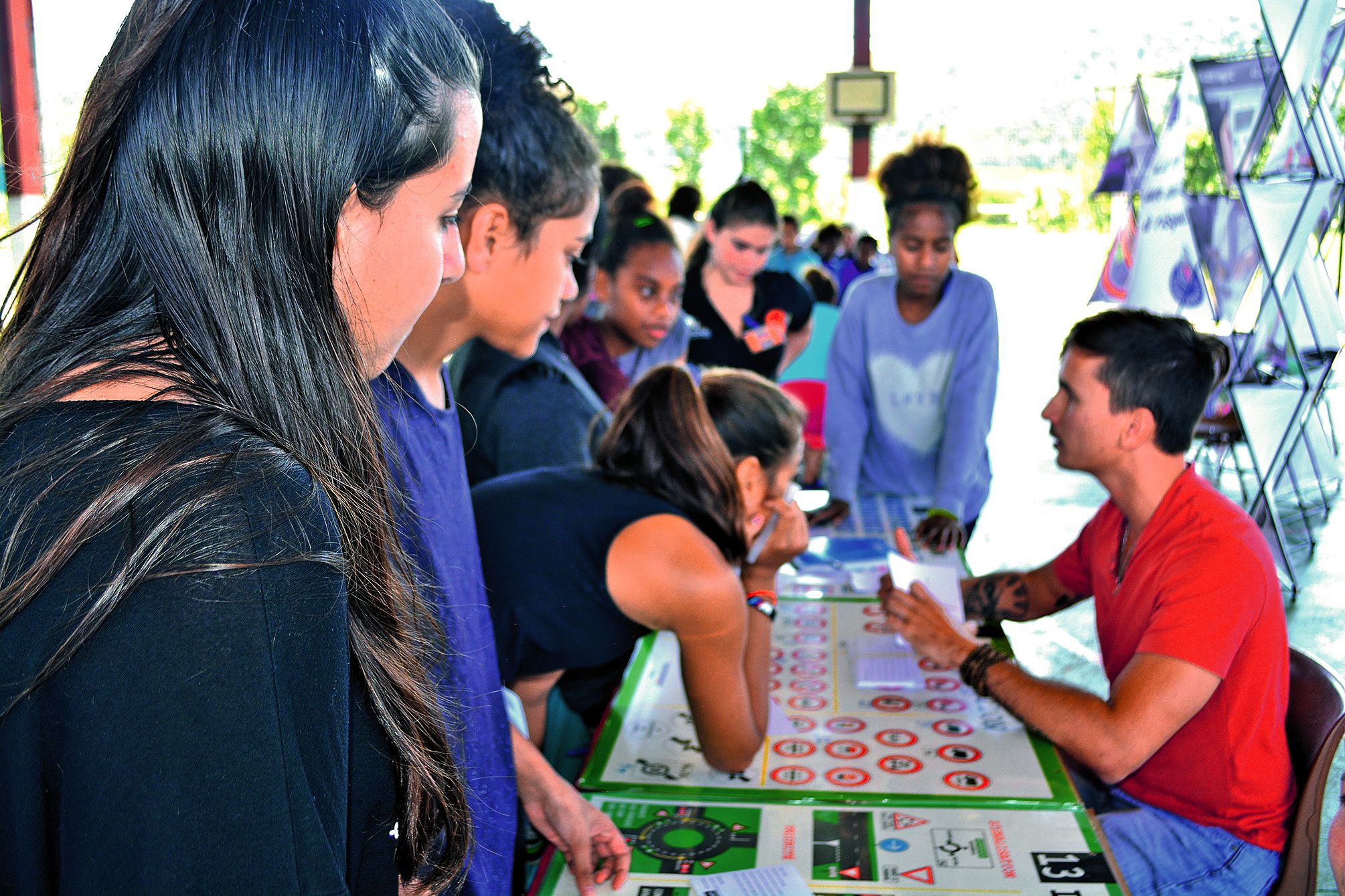 Julien Ramparani, moniteur d’auto-école sur la commune, a préparé un quiz pour les éléves de primaire et a proposé un autre jeu sur les panneaux pour les plus grands, afin de les familiariser avec la signalisation routière.