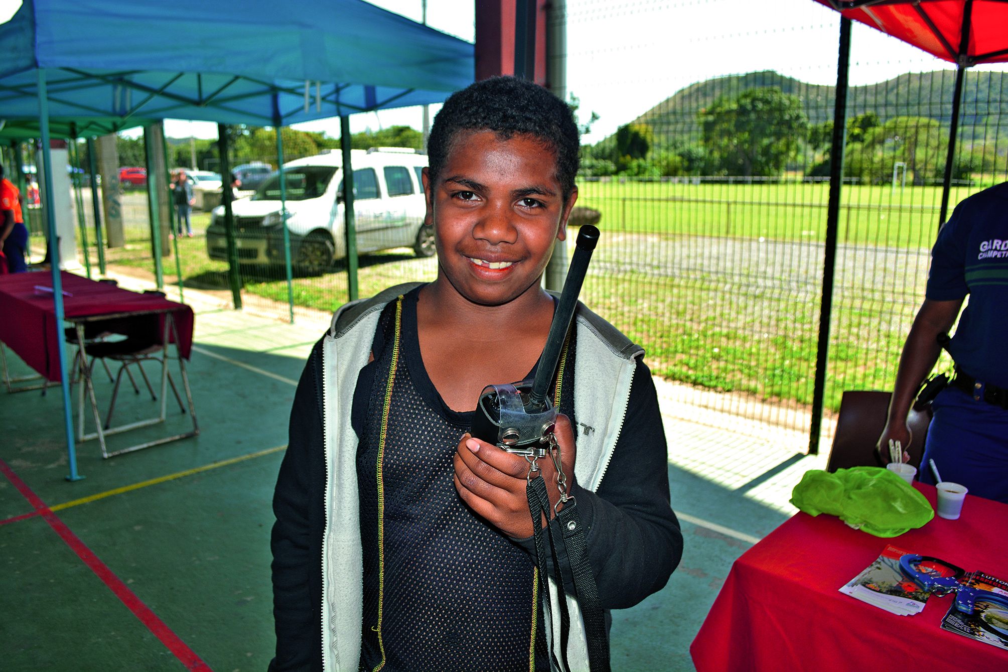 La police municipale  a présenté une partie  de son matériel.  Les radios ont enchanté les élèves. « Plus besoin de payer le téléphone avec ça. C’est chouette et pratique », a indiqué Jordan du collège Louis-Léopold-Djiet.