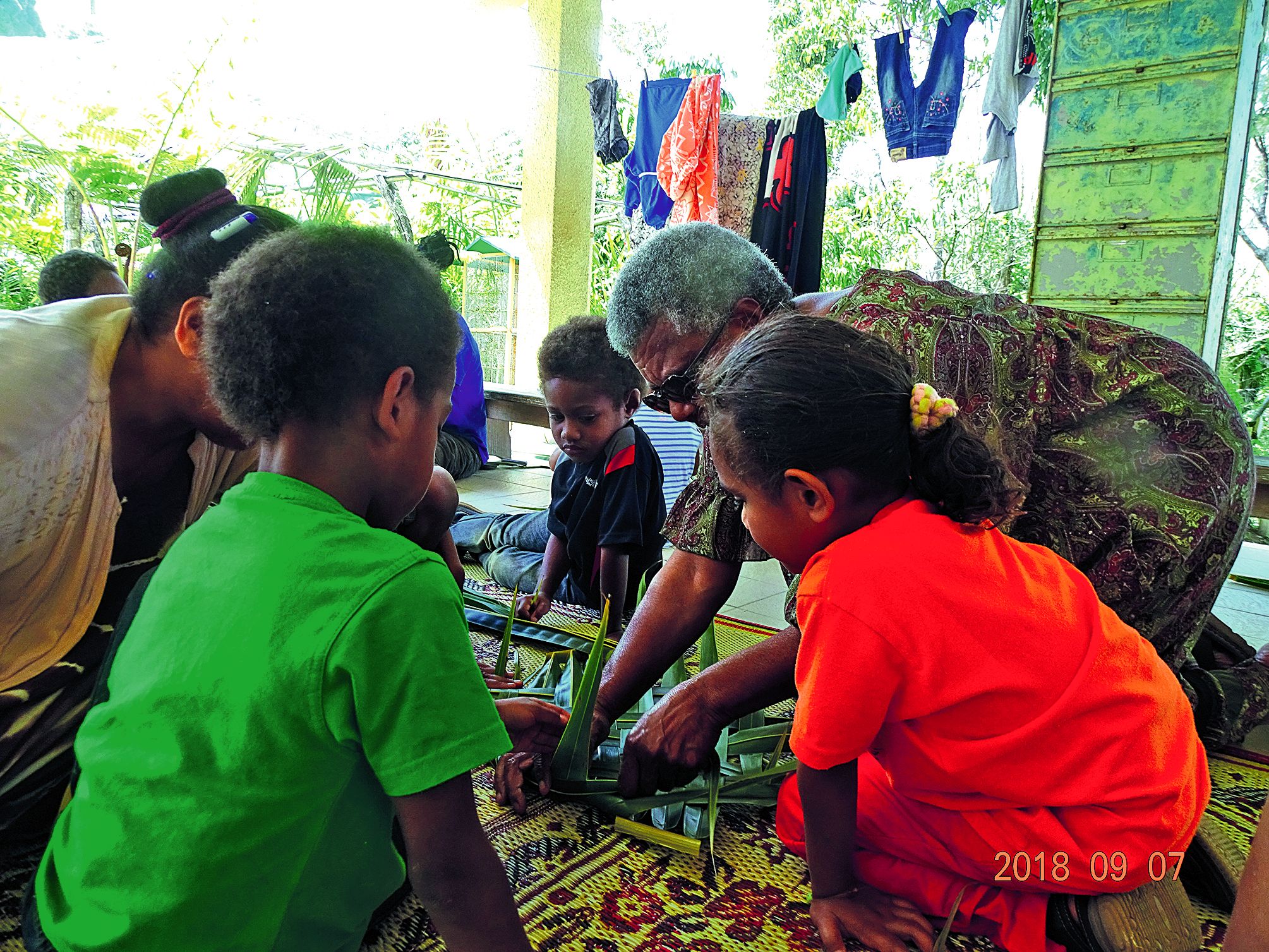 En attendant la cuisson, les écoliers ont également tressé des assiettes destinées à recueillir leurs préparations.