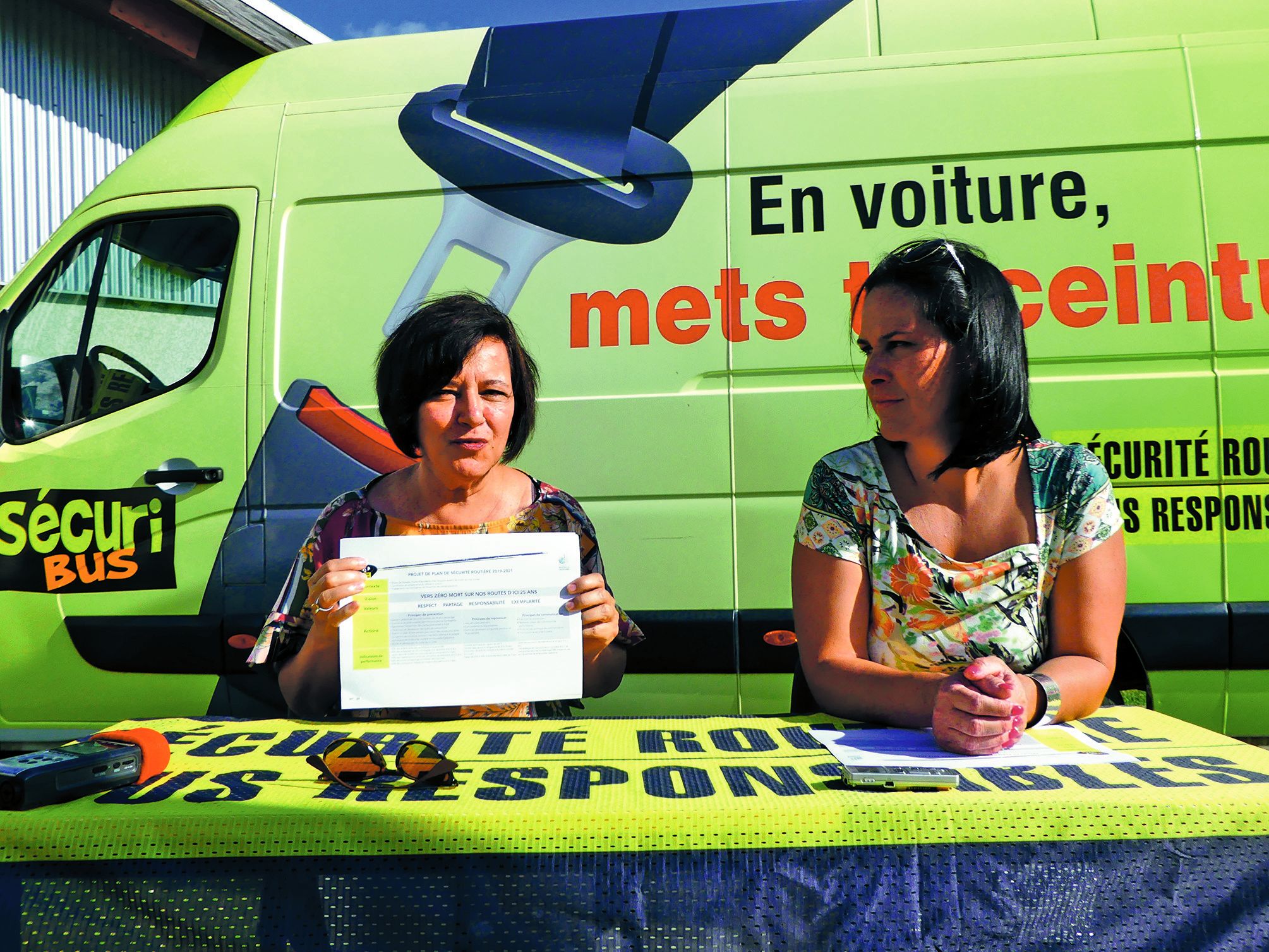 Cynthia Ligeard, membre du gouvernement en charge de la sécurité routière, et Heidi Hénin, chargée de la coordination en matière de sécurité routière.Photo E.C.