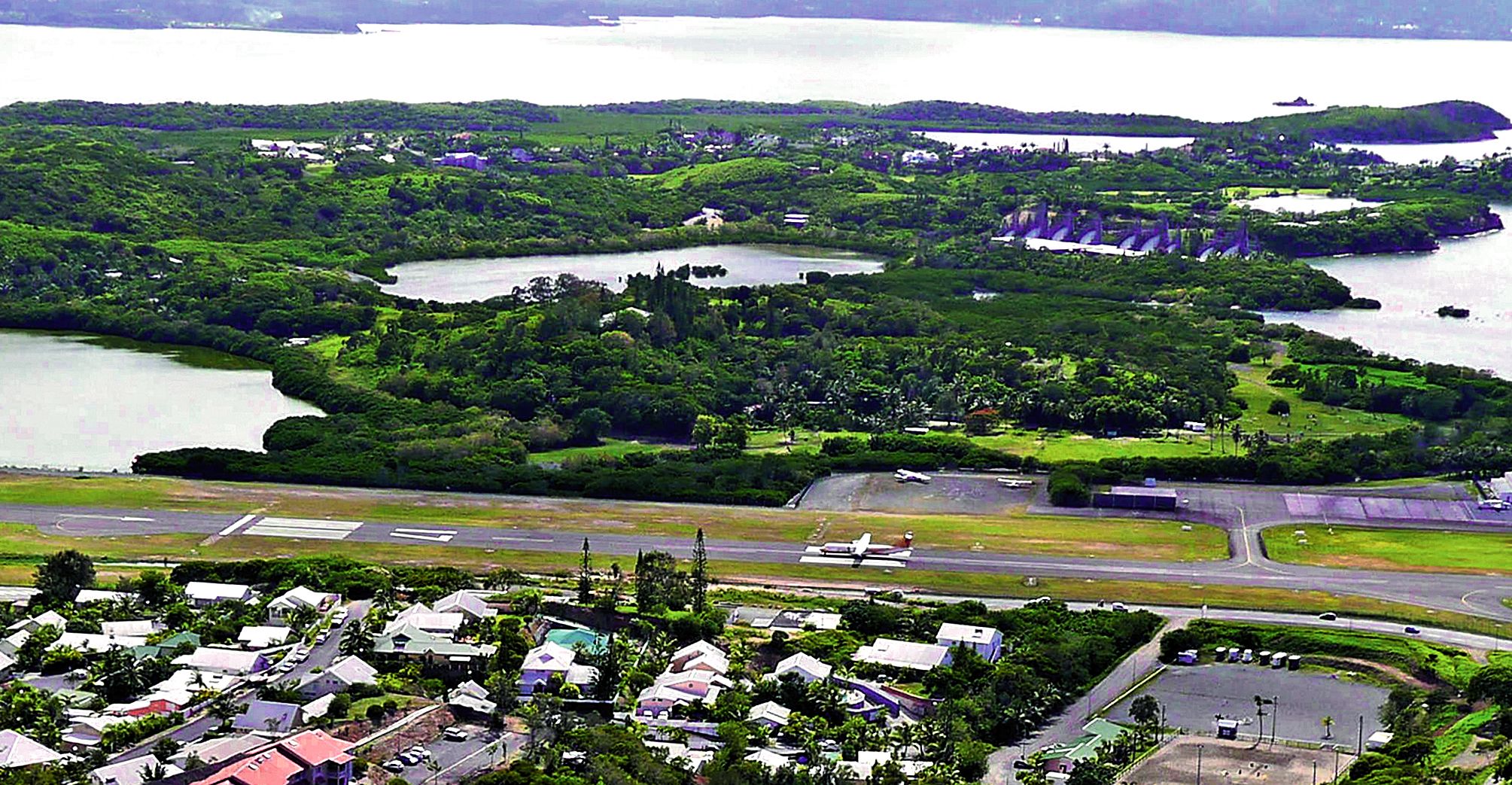 Intercalée entre l’aérodrome et la plage de Magenta, la parcelle Guégan fait l’objet d’un projet de lotissement. Photo ville de Nouméa
