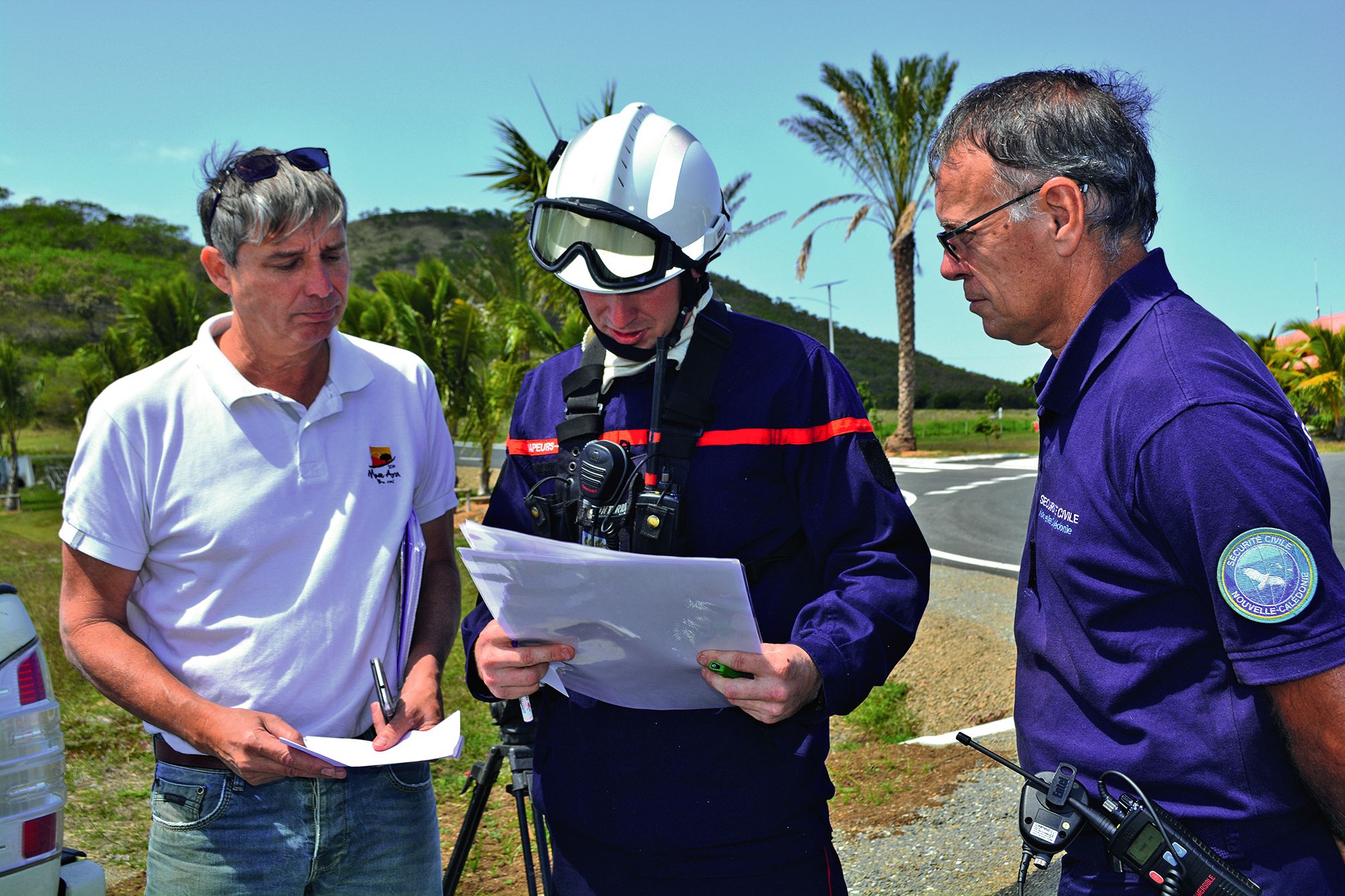 Arrivé sur les lieux, le lieutenant Maël Kerleguer, chef de corps du Centre de secours de Bourail (au centre) et commandant des opérations de sécurité (COS) sur le site, s’est rapproché de Sylvain Amice, directeur de la Sem Mwé Ara et gestionnaire des lie