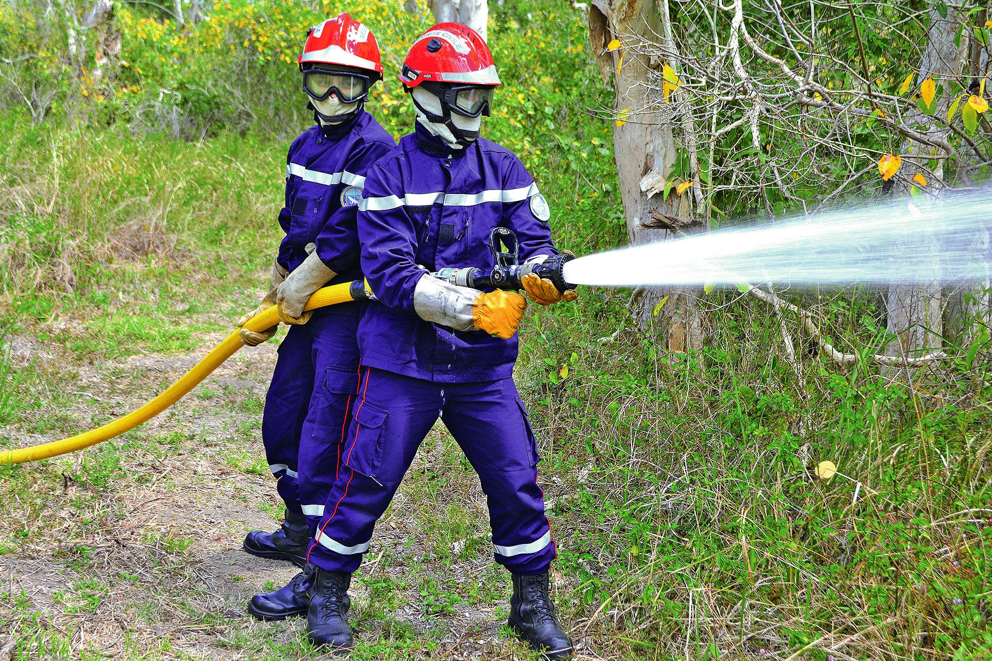 Même si ce n’était qu’un exercice, les sapeurs-pompiers sont intervenus en pleine forêt et ont sorti leur lance à incendie comme pour un vrai feu.