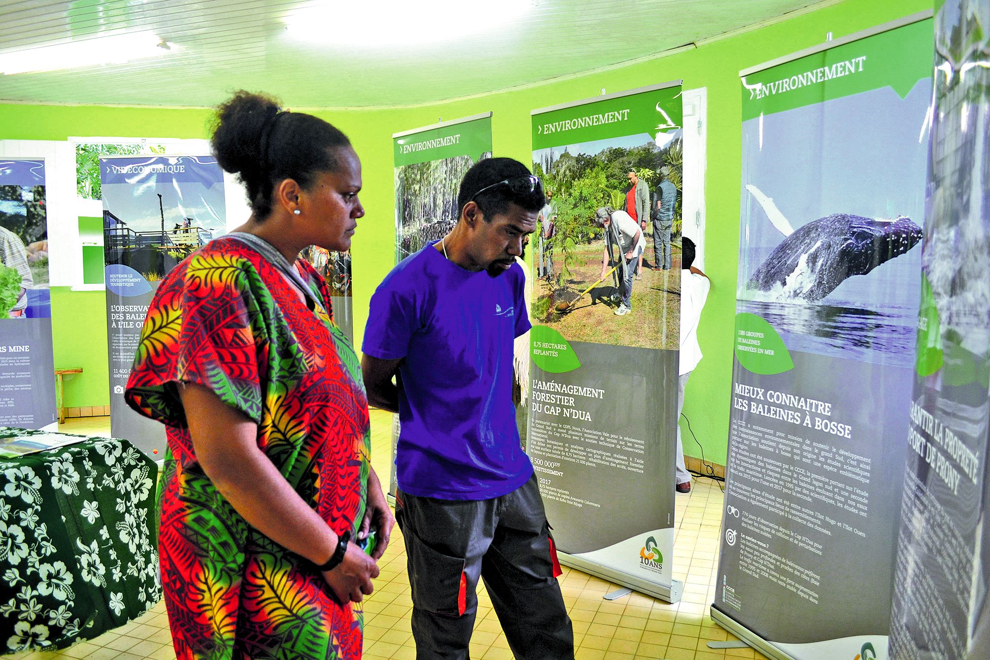 Davina et Ludovic ont découvert l’exposition installée, hier matin, à la maison commune.  Les panneaux retracent vingt projets menés à bien grâce au Pacte et sonT encore visibles ce samedi. L’exposition se terminera à Goro, le 29 septembre, lors d’une jou