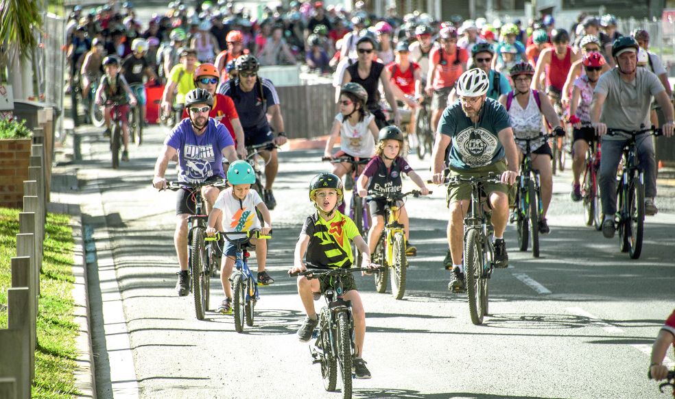 Comme ici en juin, lors de la Fête du vélo, les balades en groupes se multiplient. Une façon pour les Nouméens de se réapproprier leur ville, le plus souvent encombrée de voitures. Photo Archives LNC