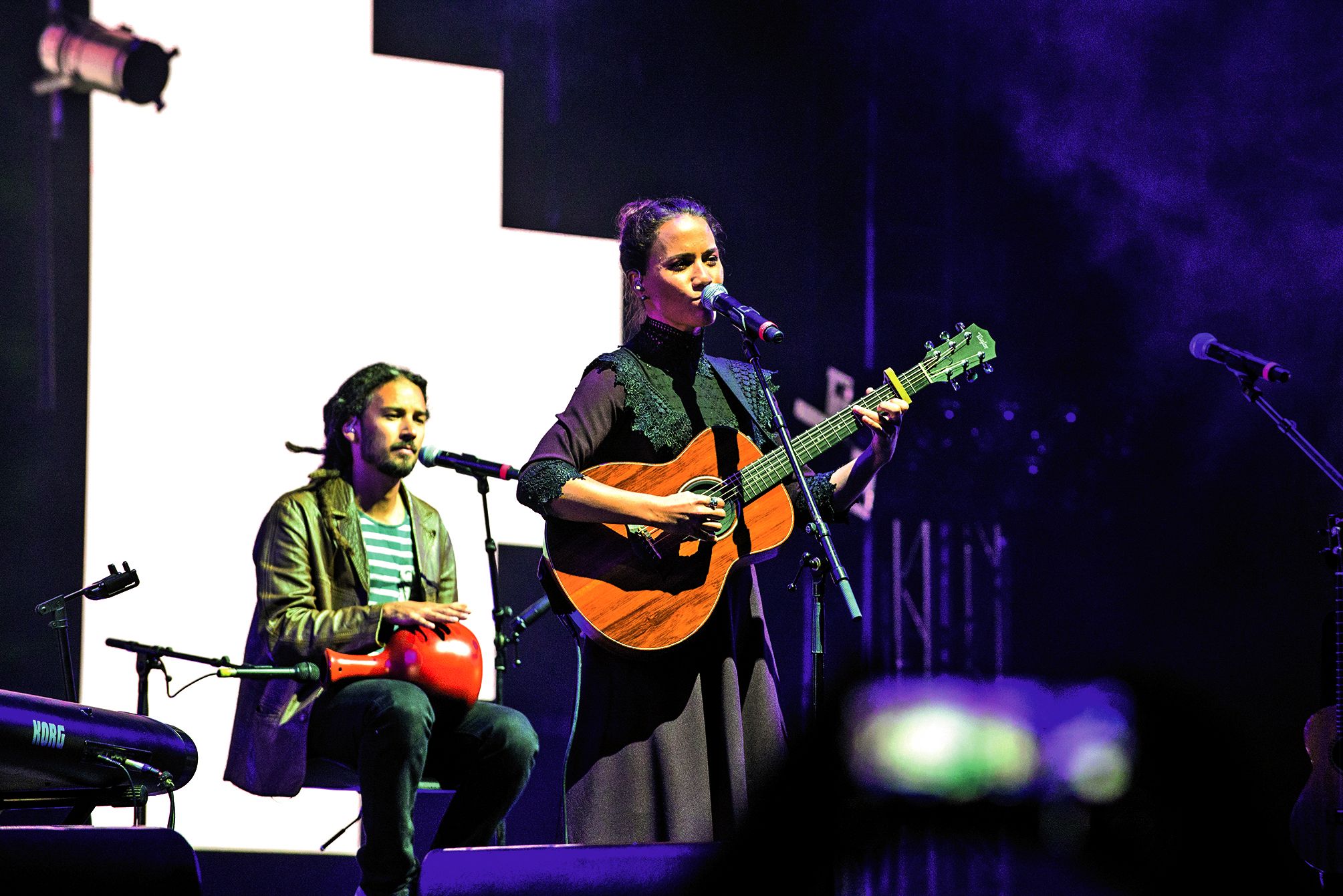 A la fois familier et voyageur, le duo Vaiteani a tenu ses promesses. A seulement deux sur scène, ils maniaient près d’une dizaine d’instruments. La délicatesse de la chanteuse, qui portait une robe tahitienne aux allures sévères, contrastait avec sa voix