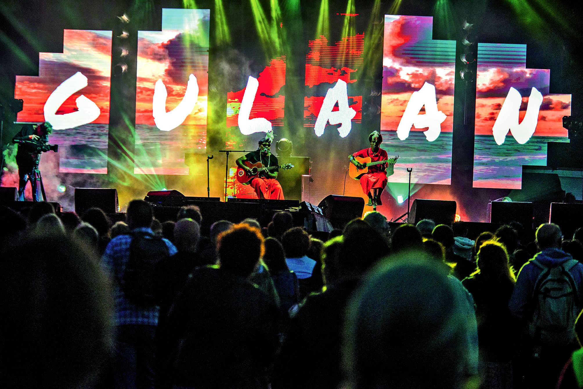 Dès 17 h 30, alors que le soleil se couchait, Gulaan a accueilli les visiteurs dans le festival, tout en douceur. C’est donc un public encore un peu clairsemé mais très attentif qui s’est laissé porté par les arpèges de Gulaan et du jeune Ryan qui l’accom