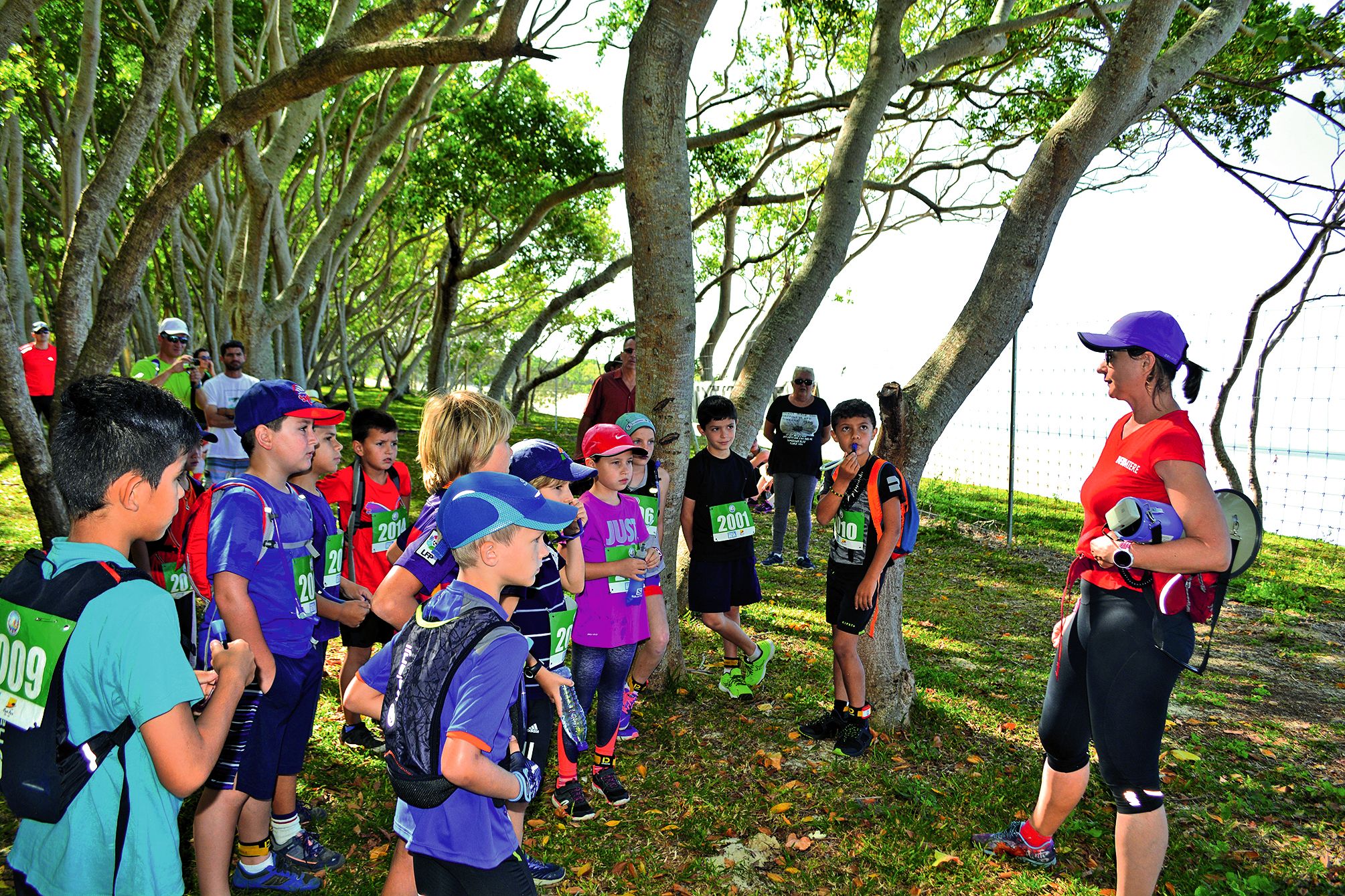 Plusieurs enfants ont participé également à ce trek initié pour récolter des fonds pour aider les enfants démunis. Certains ont même opté pour le départ chronométré de 4 km. Avant qu’ils ne se lancent sur les pistes, Christelle leur a donné les consignes de sécurité. « Suivez bien les rubalises. Quand vous arriverez dans le marais, vous allez devoir traverser dans la boue. Pour éviter que vous vous enfonciez, on a mis des marquages au sol… » C’est le jeune Anthony Buisson qui est monté sur la première marche du podium. 