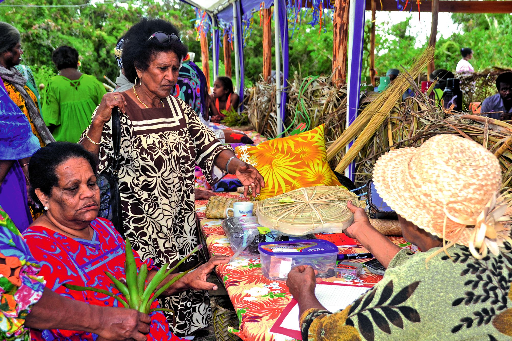 TOUHO. Dans le cadre de ses sorties annuelles, l’association des femmes de l’Eglise évangélique libre s’est déplacée à Touho de samedi à lundi. Une trentaine de personnes se sont installées à la maison commune de Koé où des abris ont été installés. Un programme de trois jours, surtout consacré aux prières et aux louanges, mais aussi à des échanges avec les gens de la région. « On essaie de revisiter par exemple les plats traditionnels que notre génération a un peu perdus », explique Sara Meray, vice-présidente de l’association. Photo C.O.