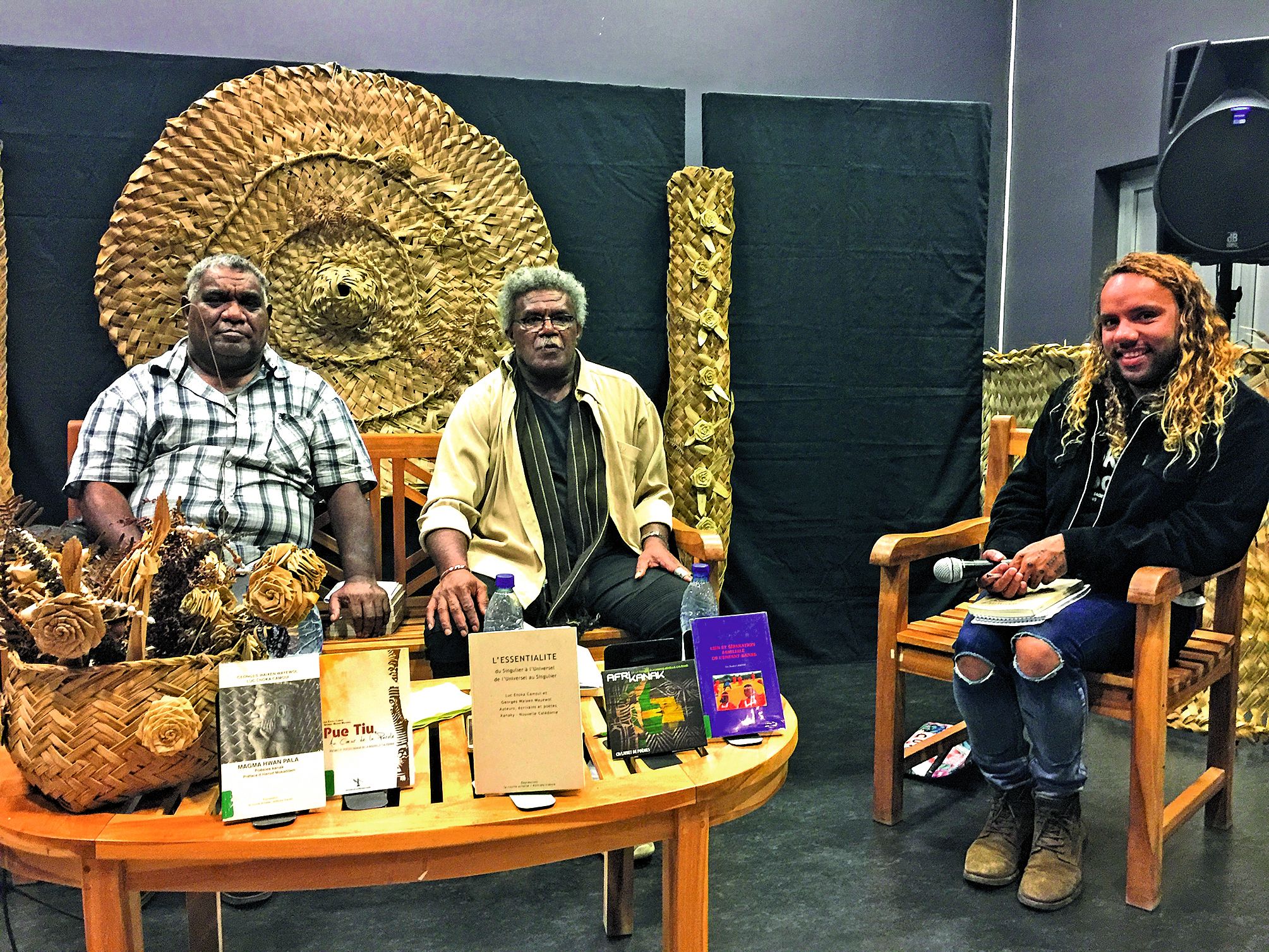 VOH. Le centre culturel a organisé mercredi une causerie suite à la publication de l’essai philosophique de Luc Camoui et Georges Wayewol. « Le centre culturel a tenu à ce que messieurs Camoui et Wayewol puissent nous donner des clés de compréhension de leur concept philosophique qui tend à, et je cite là les auteurs, “résoudre une équation quasiment impossible, réconcilier deux visions conflictuelles du monde” » explique Allan Haeweng, directeur du centre. Photo K.M.