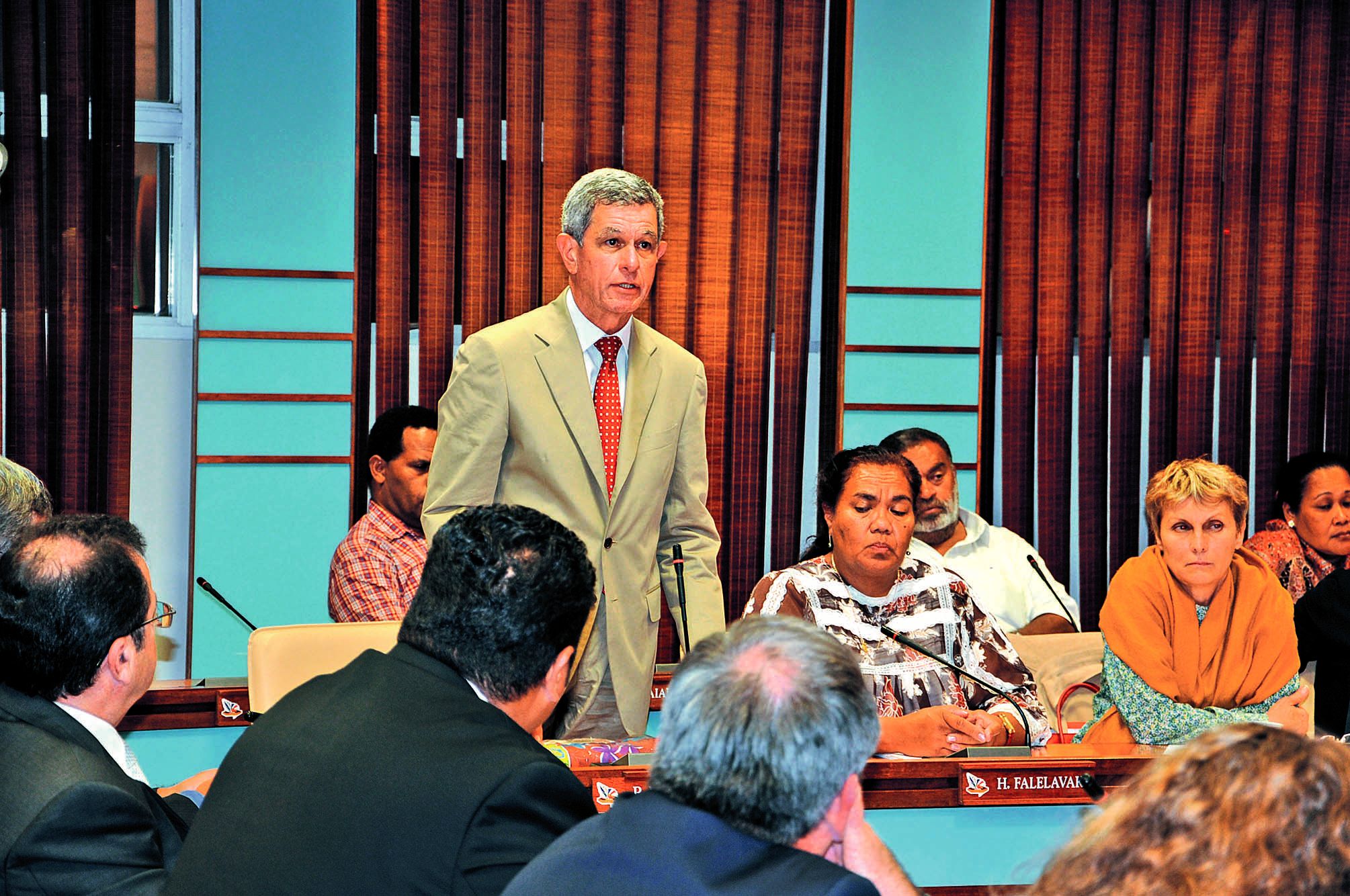 À l’aube de l’arrivée du Premier ministre, le Congrès avait salué en juillet 2010 l’initiative de Pierre Frogier sur la coexistence des étendards français et indépendantiste, à une large majorité. Photo Archives LNC