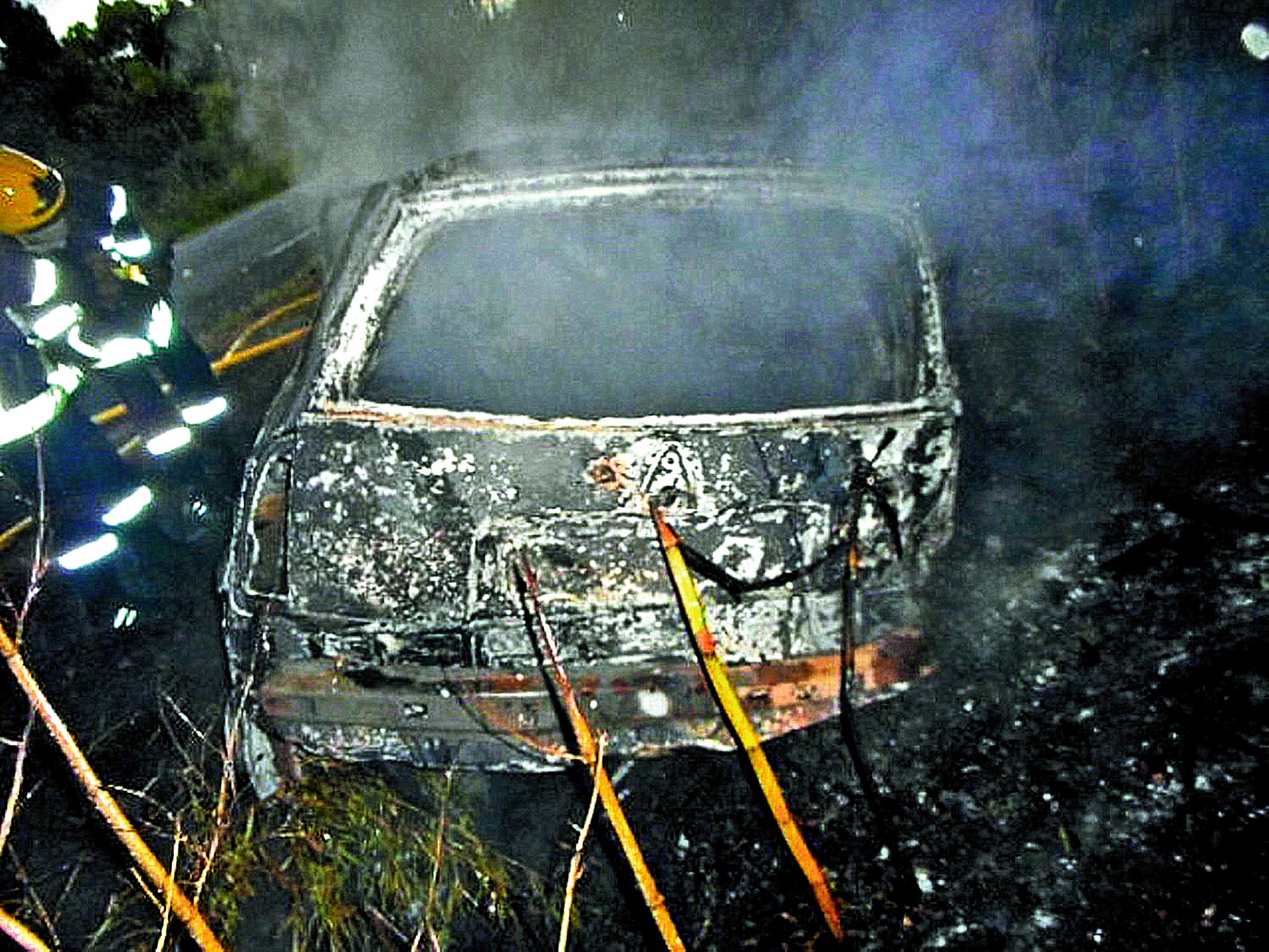Carbonisé, le véhicule a été identifié comme une Opel Corsa.Crédit photo N.B.
