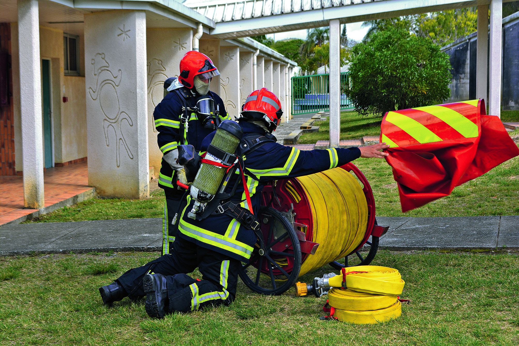 Les sapeurs-pompiers sont intervenus en binôme. Avant de rentrer dans la salle « en feu », ils ont pris toutes les précautions nécessaires comme pour un vrai incendie.