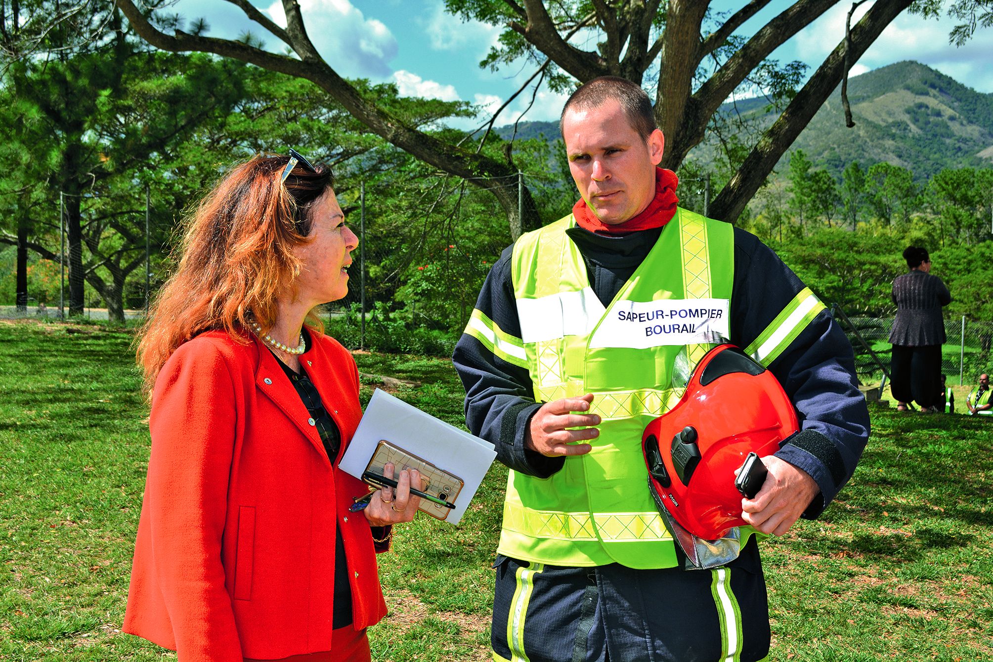 À la fin de l’exercice, le lieutenant Kerleguer est venu rendre compte à Brigitte Hainaut, la directrice. Il a donné l’autorisation pour que les élèves regagnent leur salle de classe.