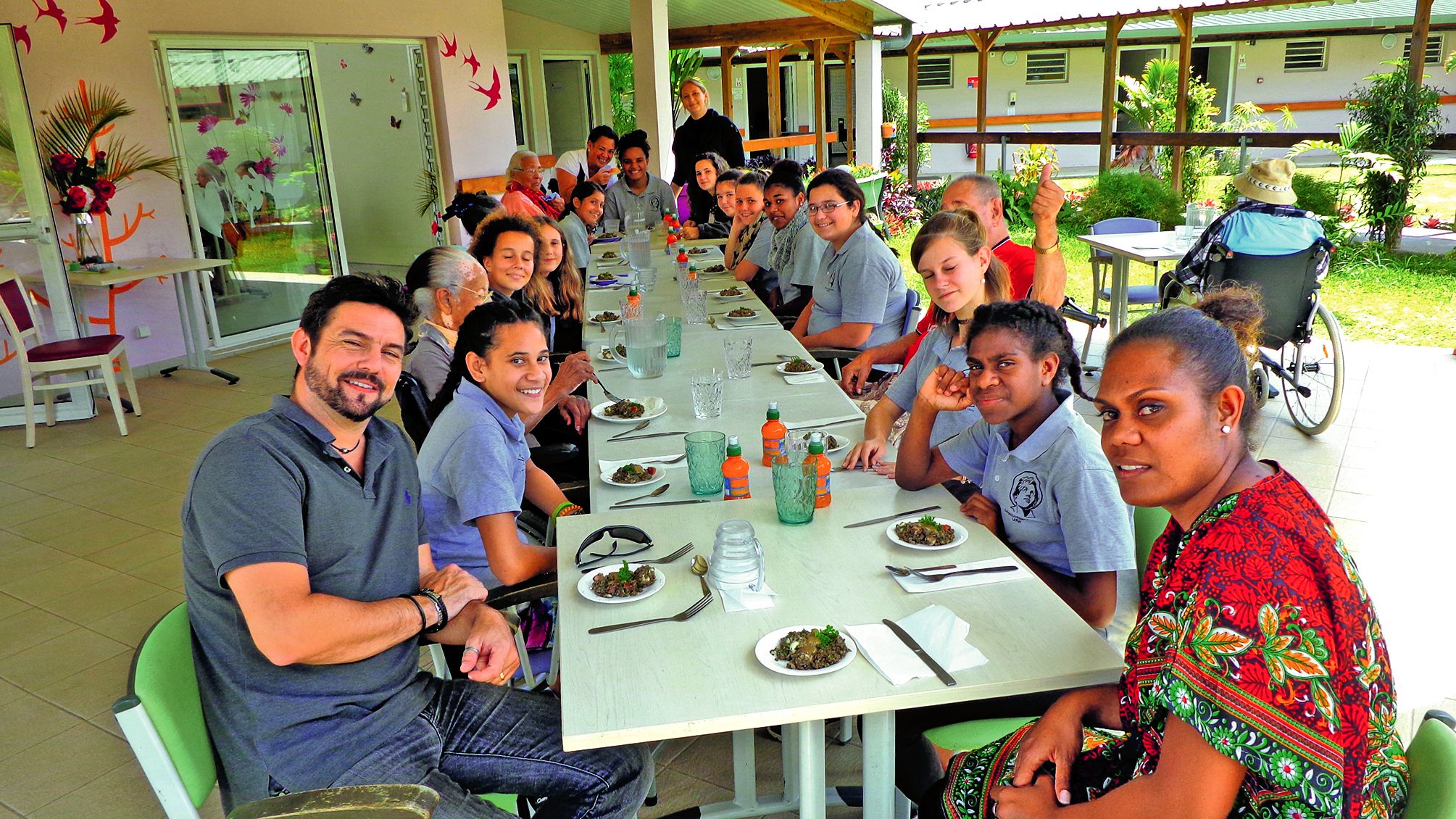 Les collégiens et les résidents ont pris un repas en commun, un moment où chacun a pu raconter une histoire de la vie de tous les jours.