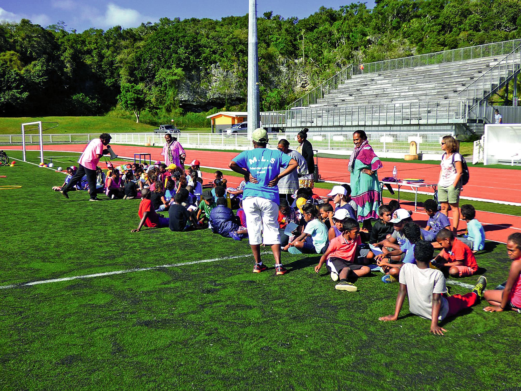 Réunis sur le terrain de football, les enfants ont pris connaissance du programme de la matinée et des différents ateliers. La composition des équipes a été faite de manière aléatoire, avec une répartition égale des enfants en situation de handicap.