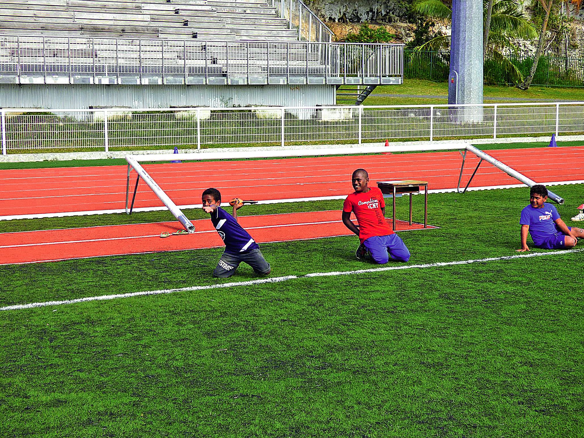 Tous les écoliers connaissent le lancer de vortex, mais très peu ont essayé de le faire en s’agenouillant.