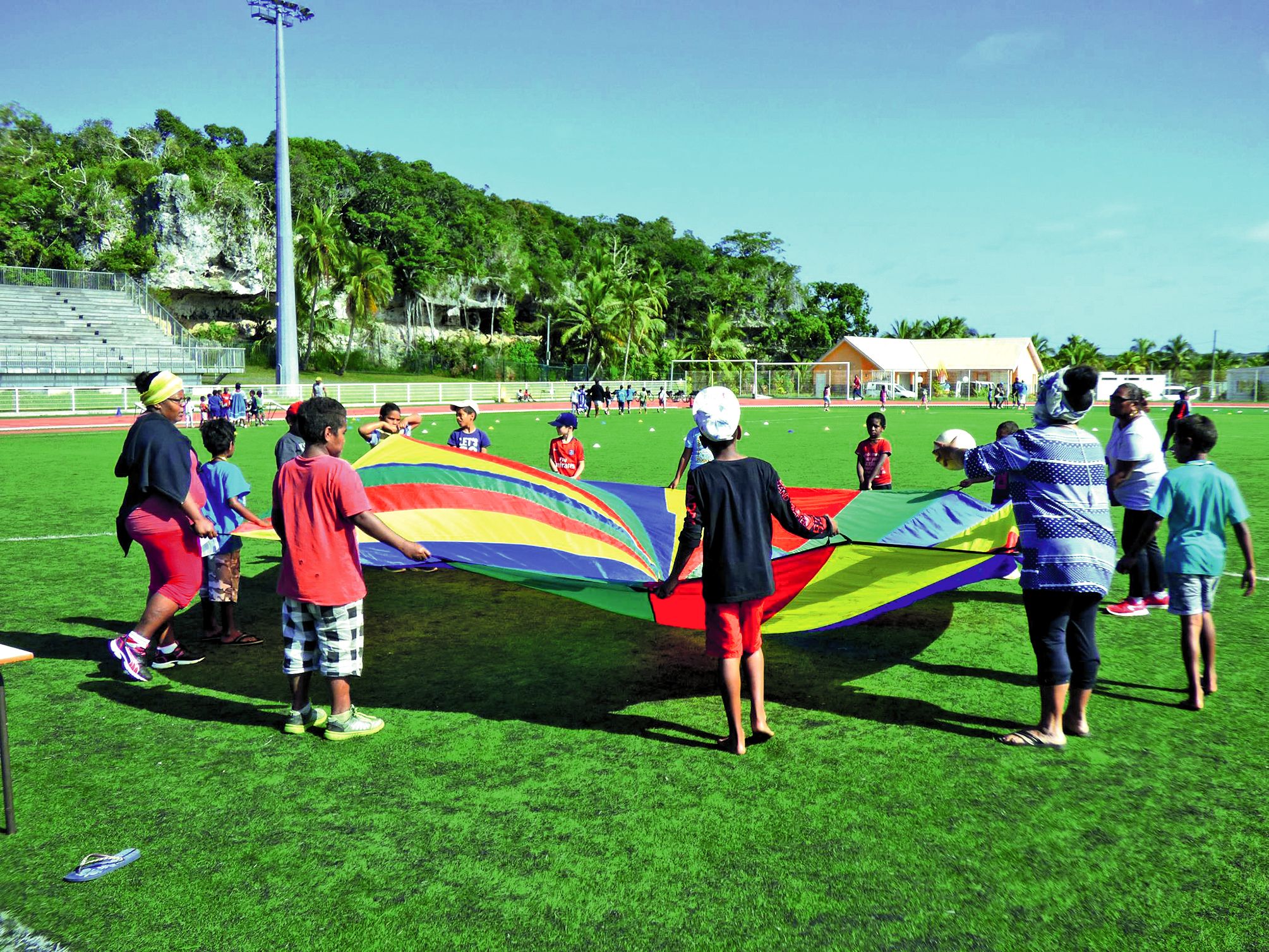 Ces mini-jeux de l\'avenir ont été organisés par la Direction de l’enseignement de la Nouvelle-Calédonie (Denc), en partenariat avec l’Union sportive de l’enseignement du premier degré (Usep) de Lifou, la Direction de la jeunesse, des sports et loisirs (D