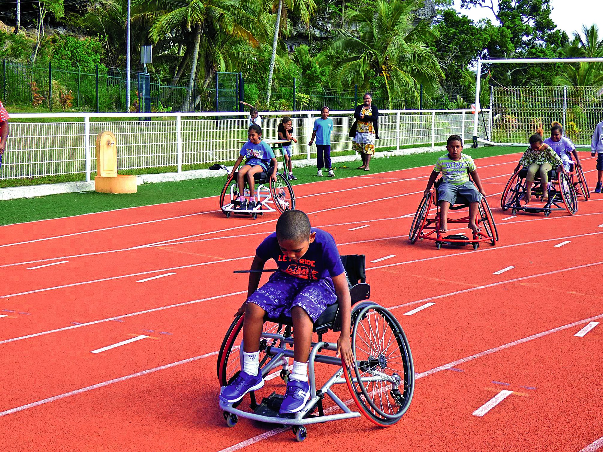Dans cet atelier, les enfants ont dû s’affronter sur des courses de handbike ou de fauteuil. Cette manifestation a permis de faire évoluer le regard sur le handicap et d’améliorer le climat scolaire à travers une culture commune du jeu et du sport adapté.